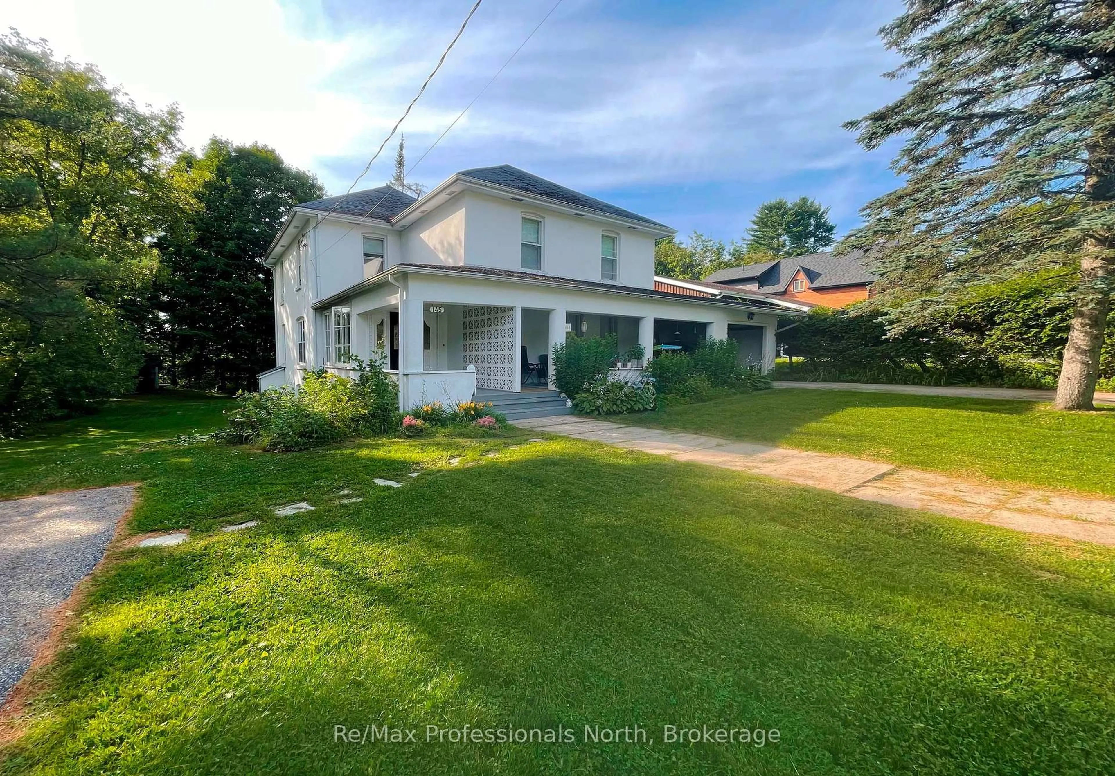 A pic from outside/outdoor area/front of a property/back of a property/a pic from drone, street for 145 Front St, Bracebridge Ontario P1L 1J7