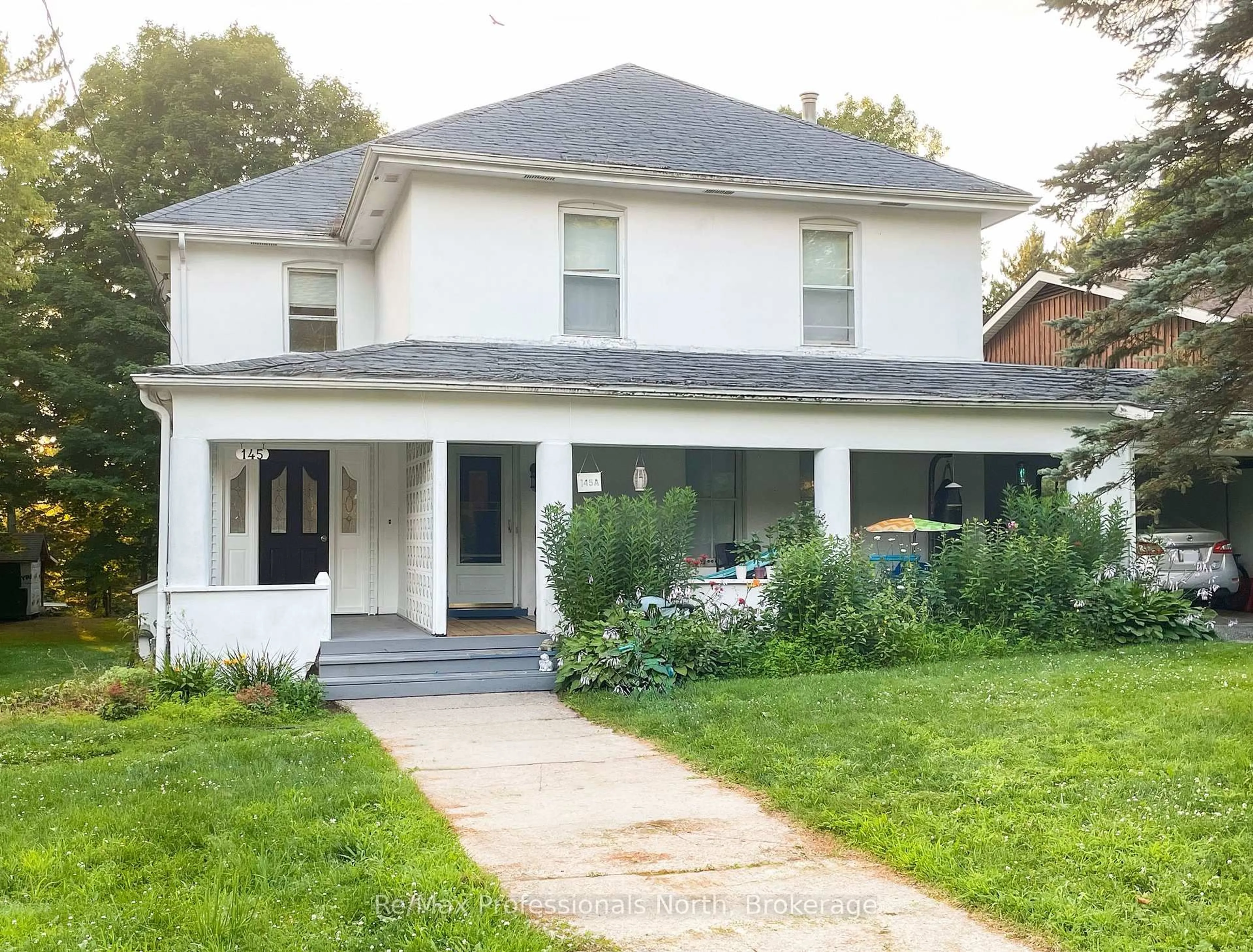 Home with vinyl exterior material, street for 145 Front St, Bracebridge Ontario P1L 1J7