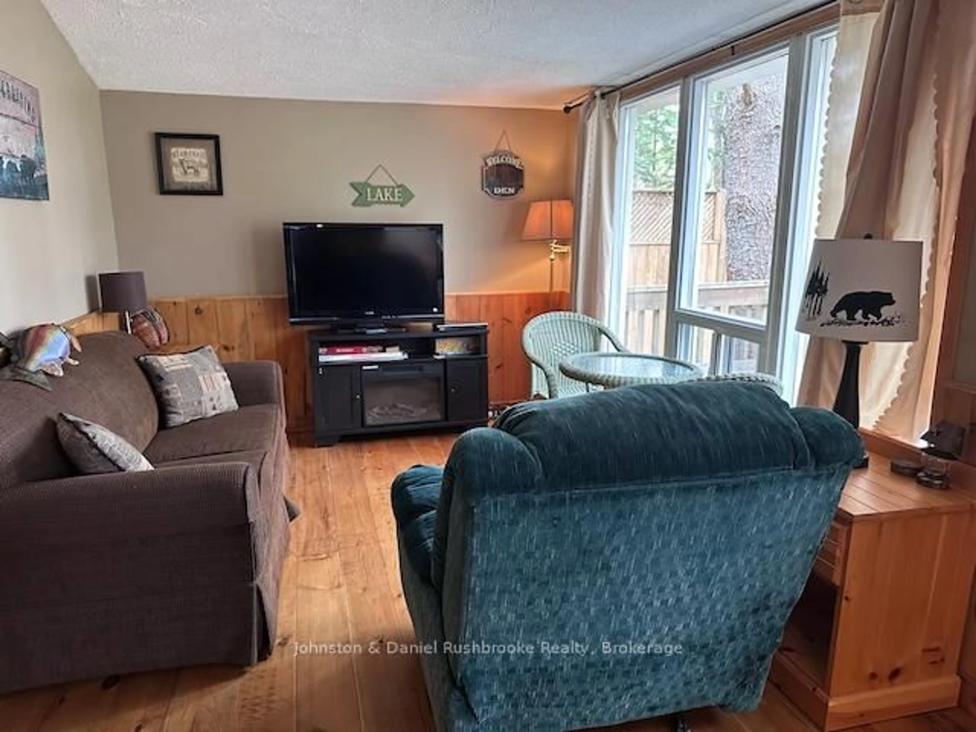 Living room with furniture, wood/laminate floor for 1039 Wonder Beach Rd, Muskoka Lakes Ontario P0B 1M0