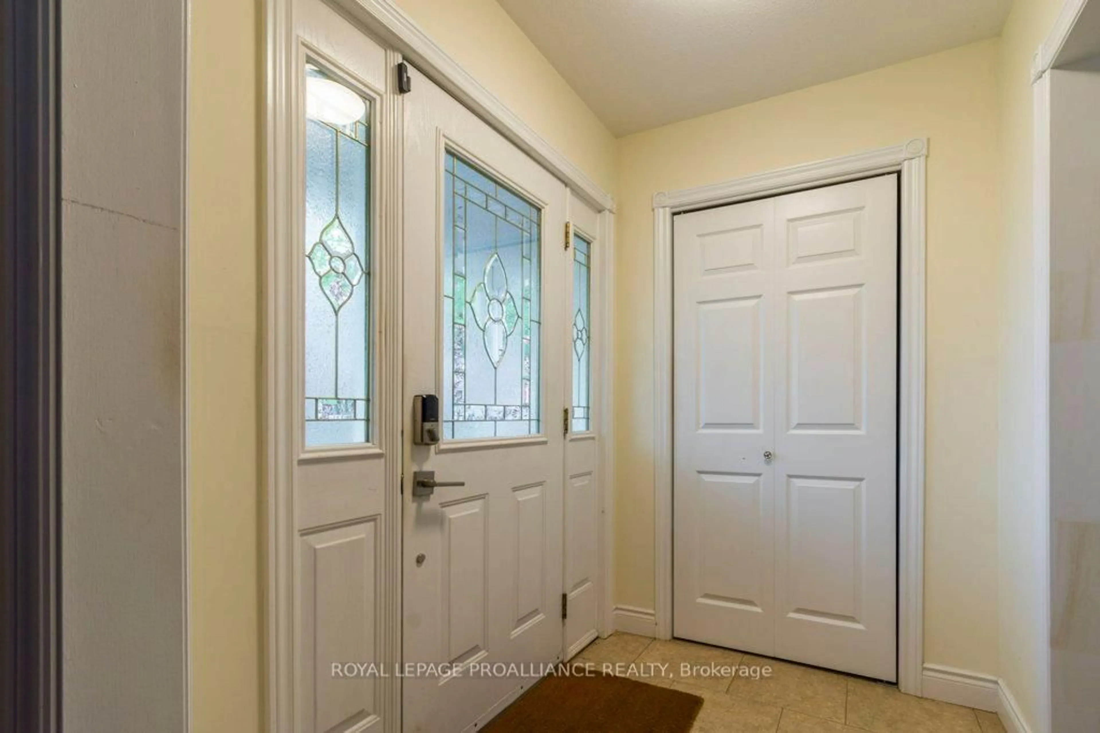 Indoor entryway for 17 Edgeview Dr, Quinte West Ontario K8V 3G2