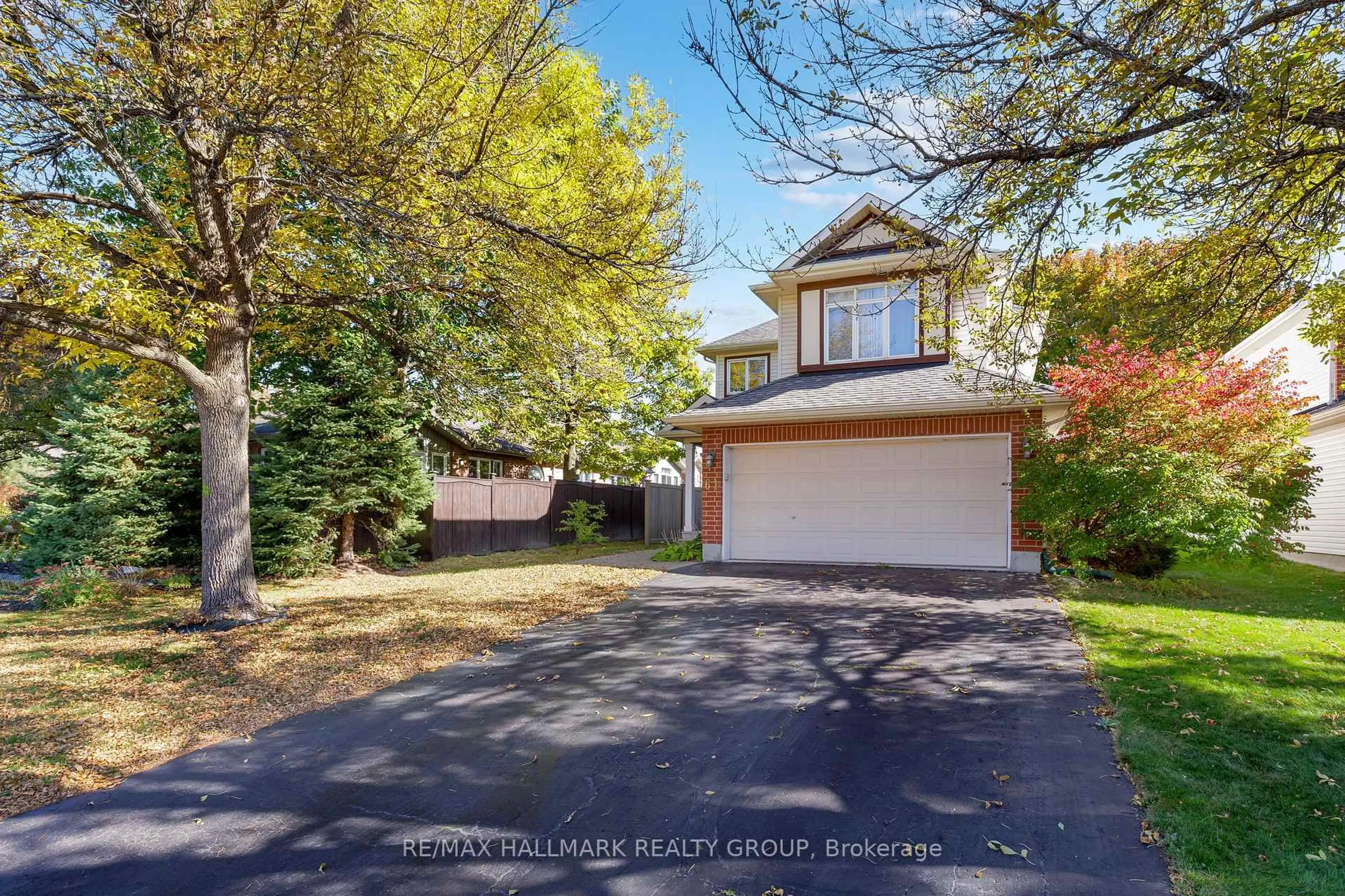 A pic from outside/outdoor area/front of a property/back of a property/a pic from drone, street for 61 Kimberwick Cres, Ottawa Ontario K1V 0W6