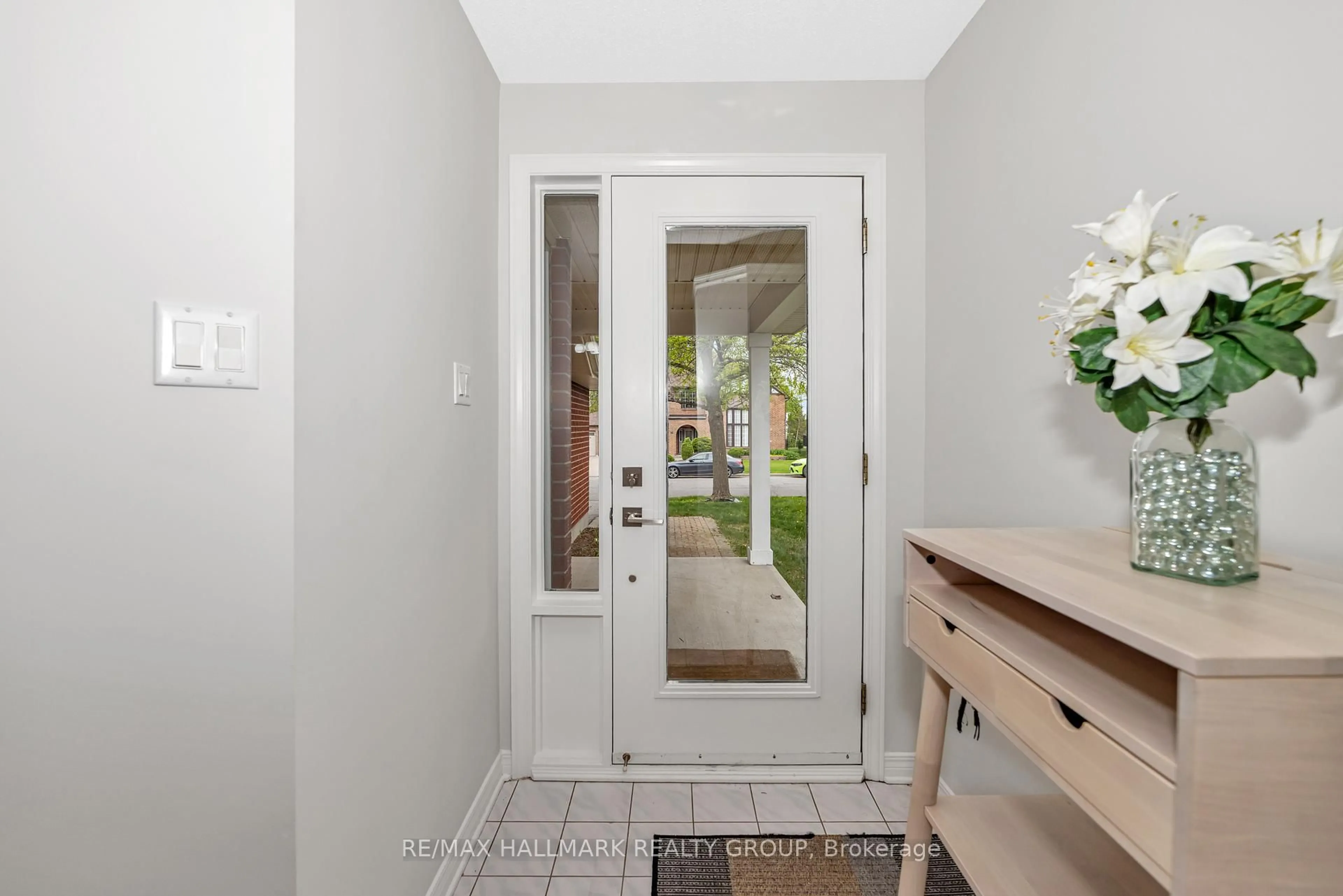 Indoor entryway for 61 Kimberwick Cres, Ottawa Ontario K1V 0W6