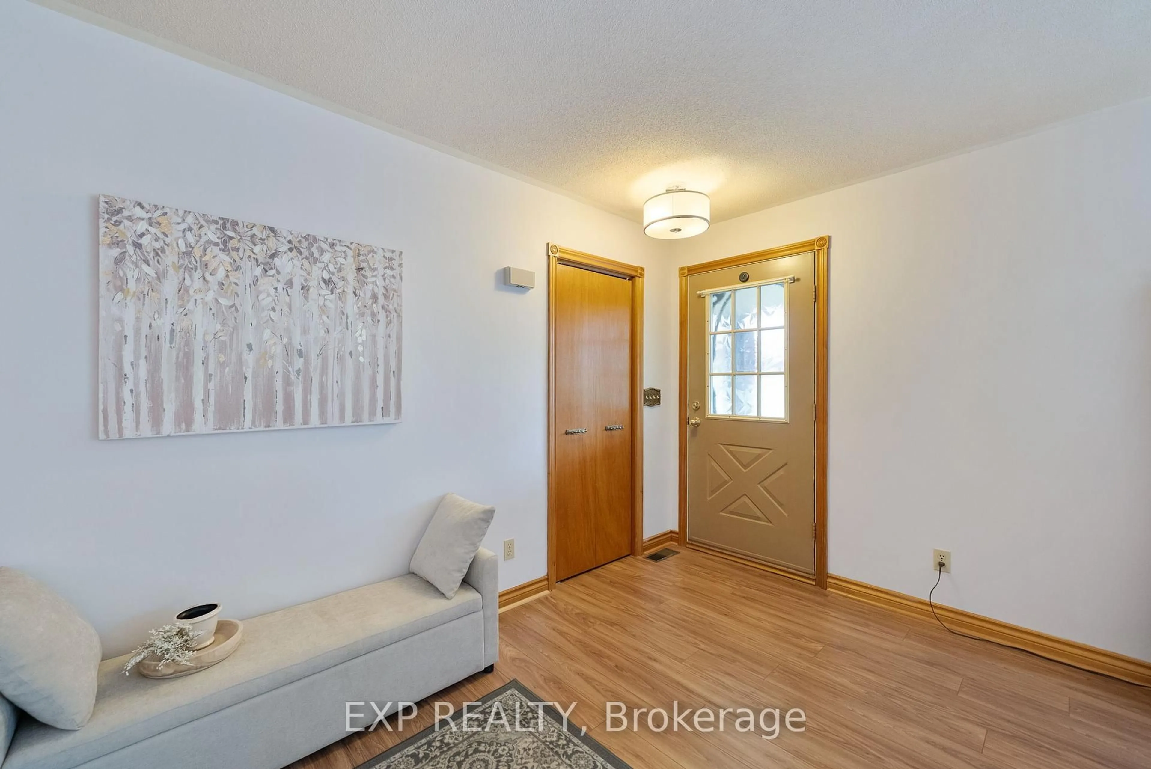 Indoor entryway for 8570 Danforth Rd, Hamilton Township Ontario K9A 0T7