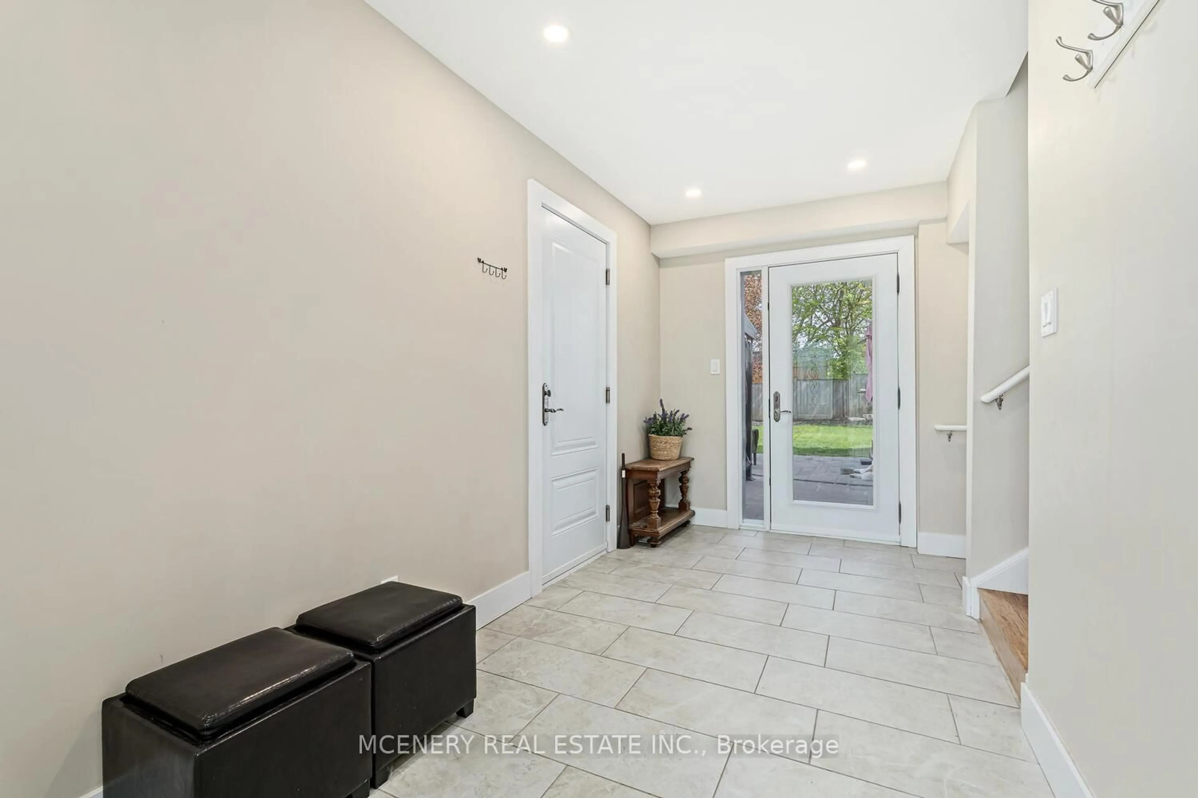 Indoor entryway for 21 ERINDALE Dr, Erin Ontario N0B 1T0