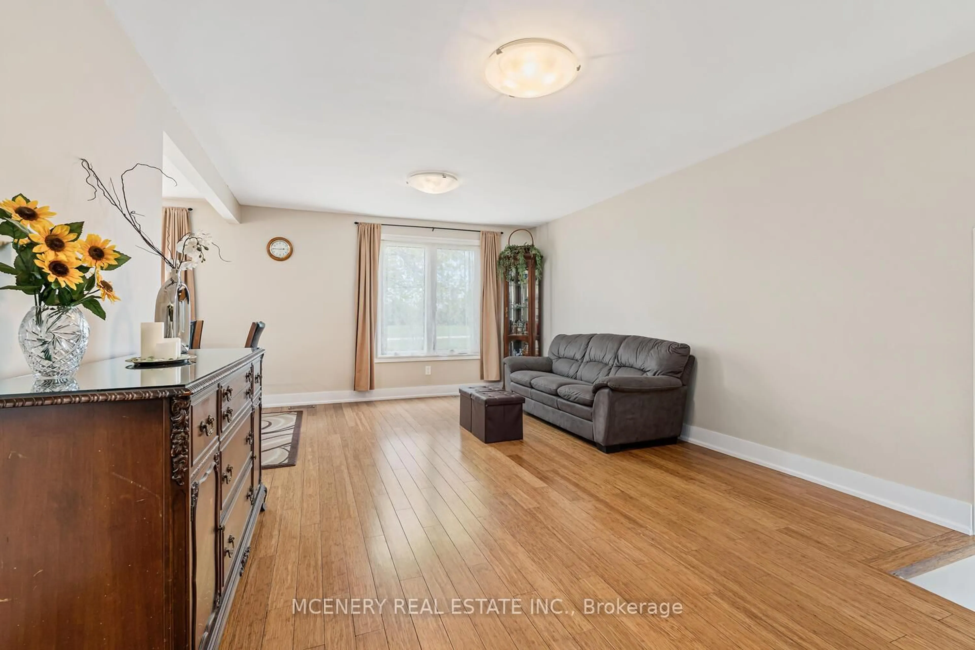Living room with furniture, wood/laminate floor for 21 ERINDALE Dr, Erin Ontario N0B 1T0