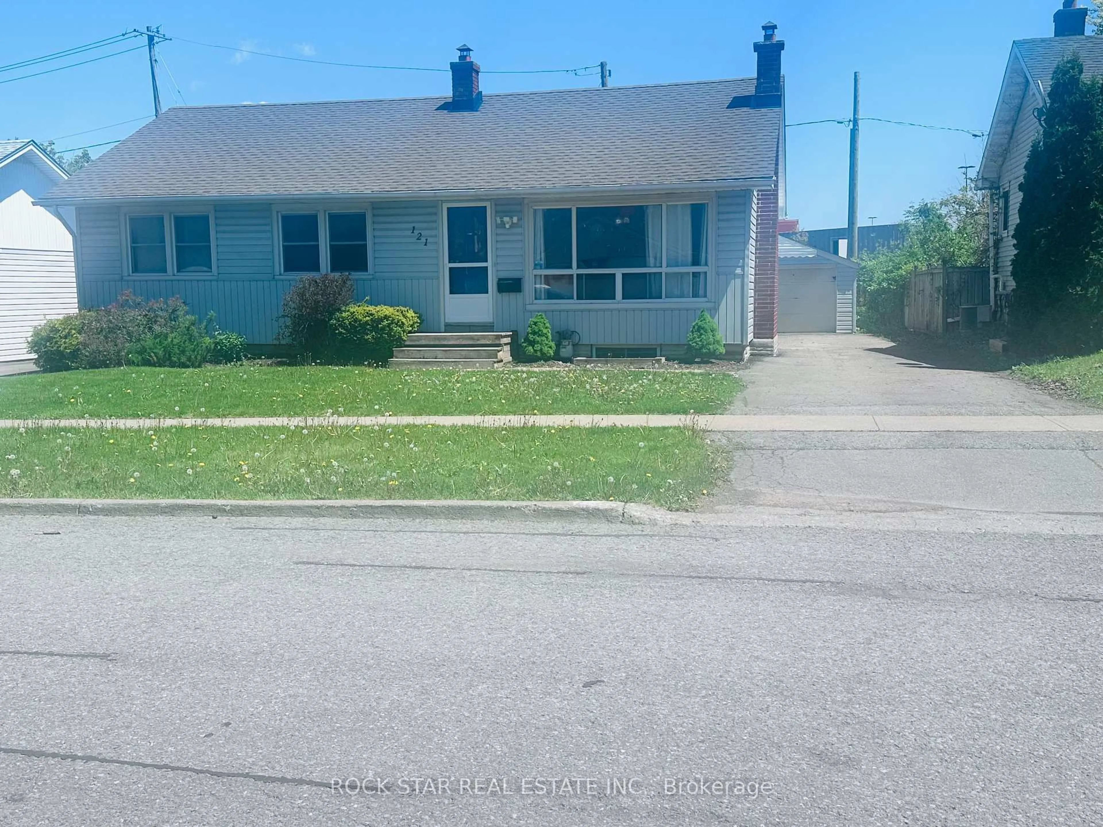 A pic from outside/outdoor area/front of a property/back of a property/a pic from drone, street for 121 Jacobson Ave, St. Catharines Ontario L2T 3A6