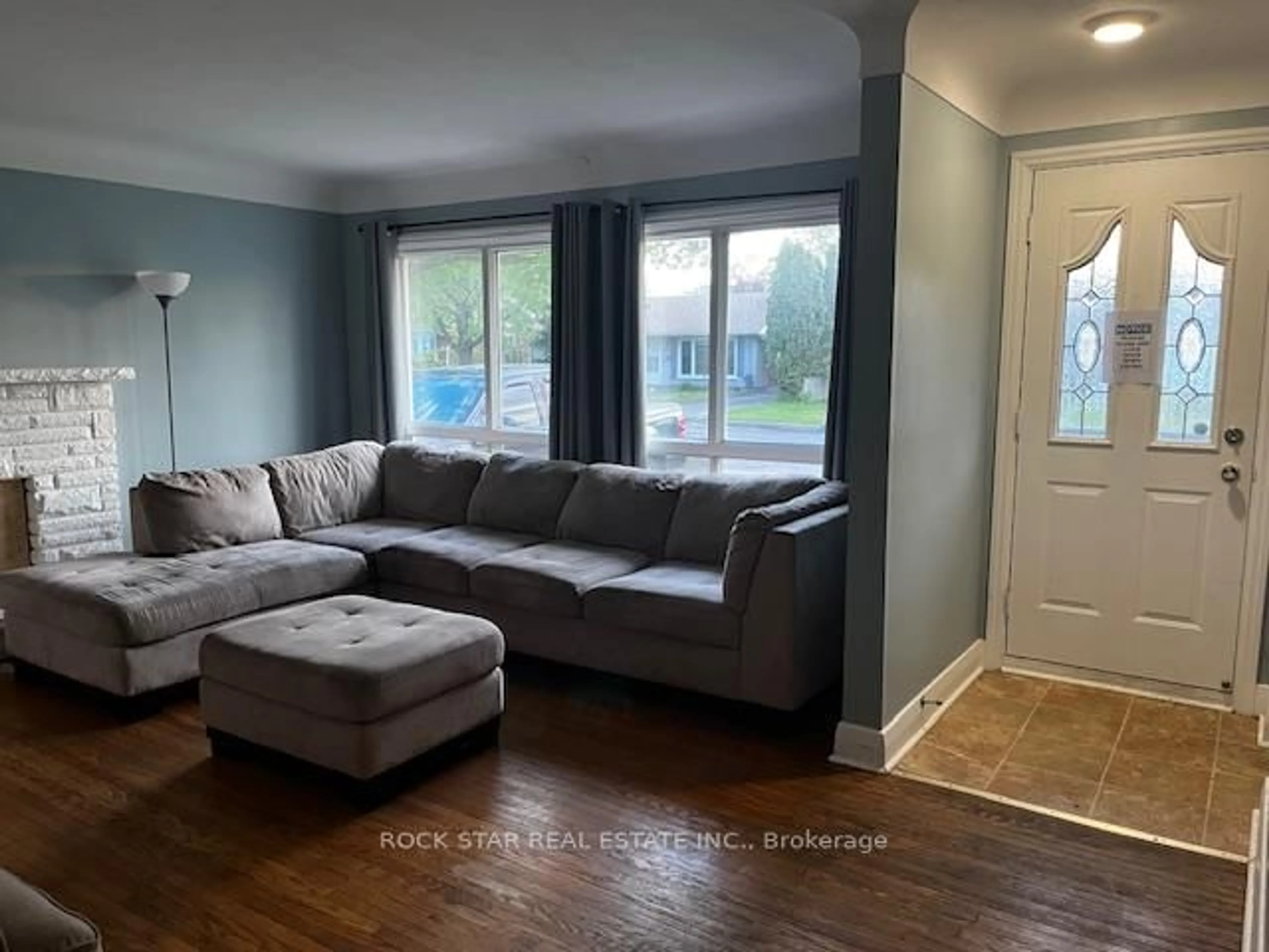 Living room with furniture, wood/laminate floor for 121 Jacobson Ave, St. Catharines Ontario L2T 3A6