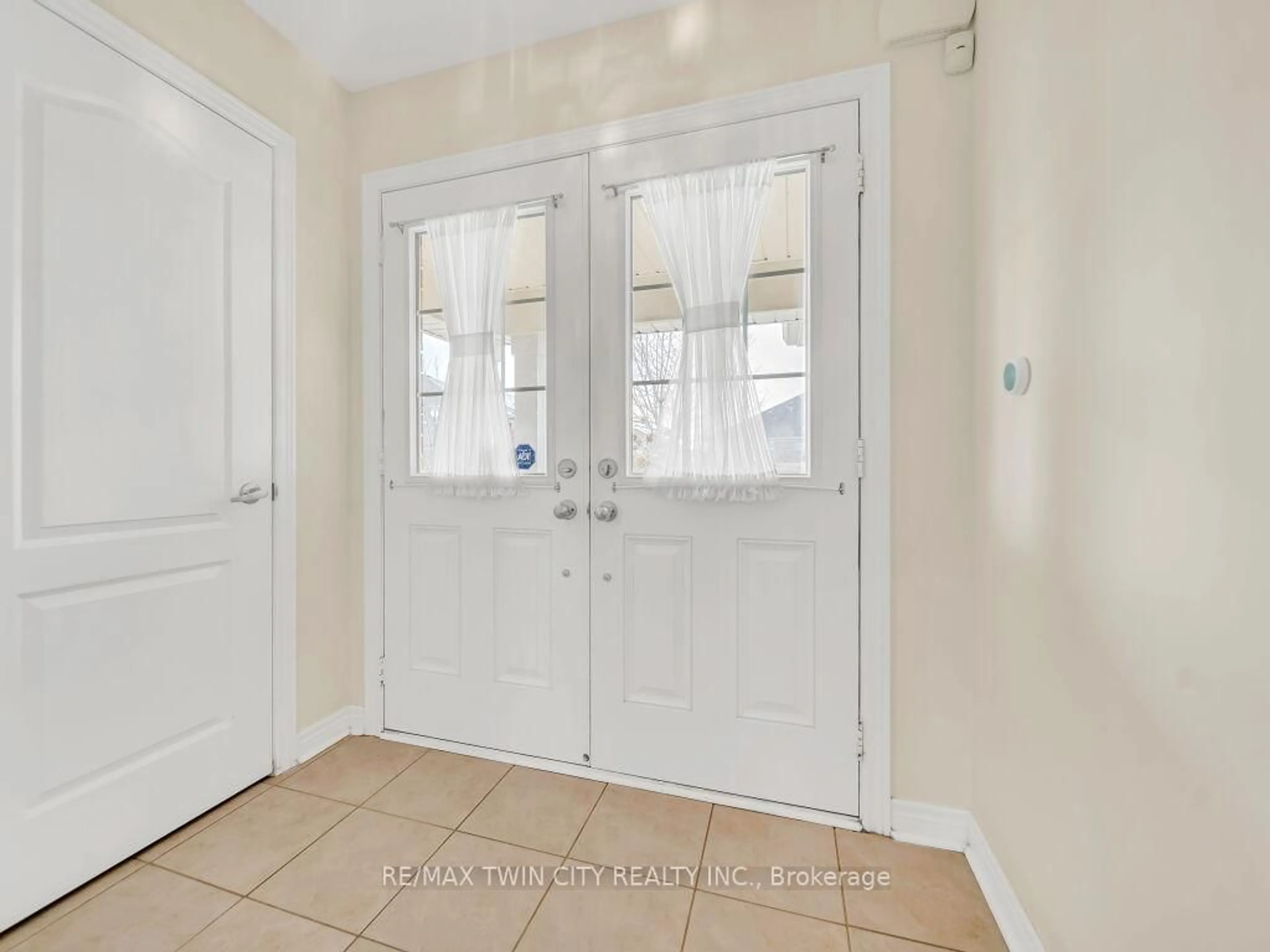 Indoor entryway for 561 Baldwin Cres, Woodstock Ontario N4T 0J4