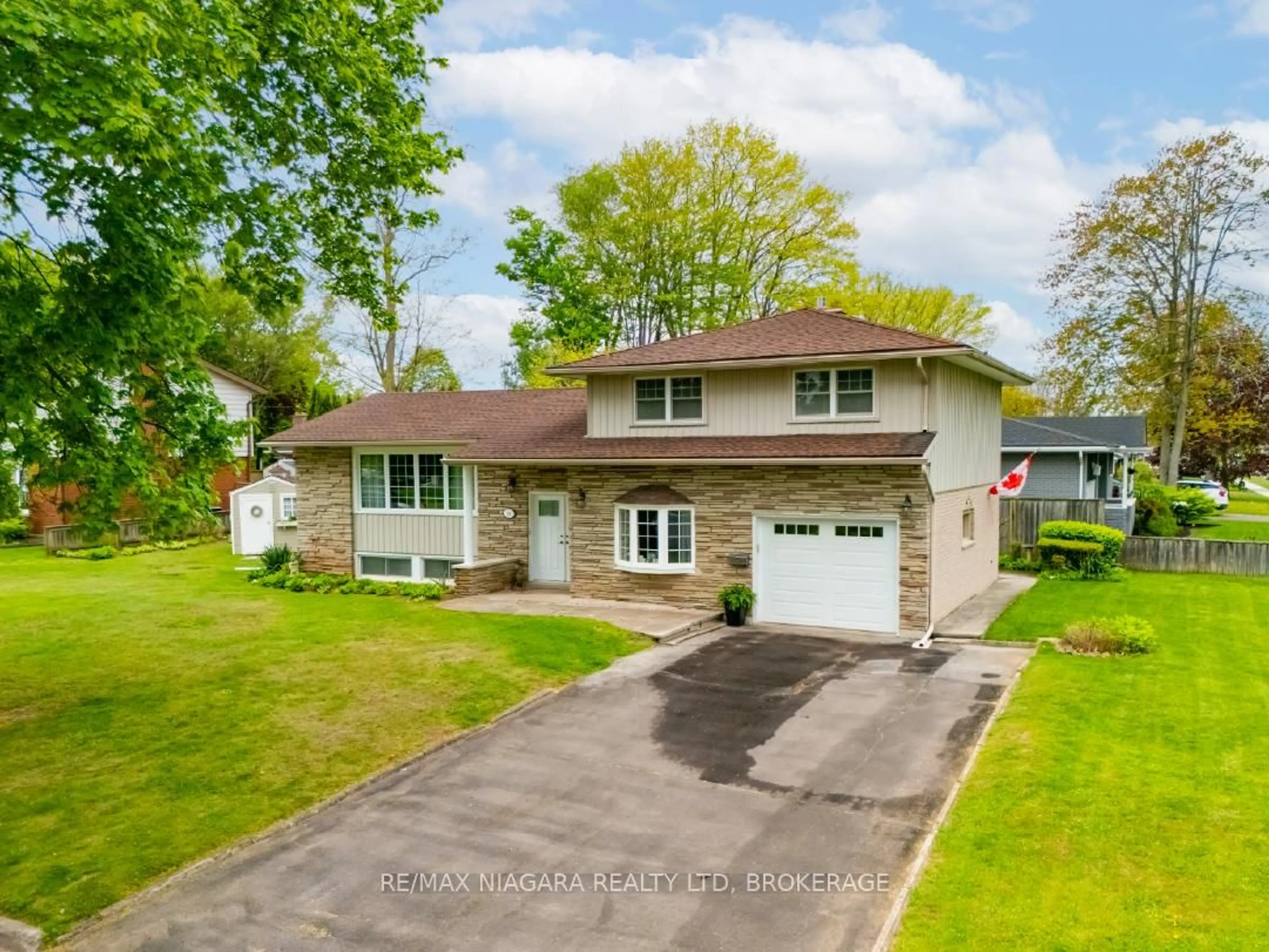 A pic from outside/outdoor area/front of a property/back of a property/a pic from drone, street for 49 Donna Marie Dr, Welland Ontario L3C 2X8