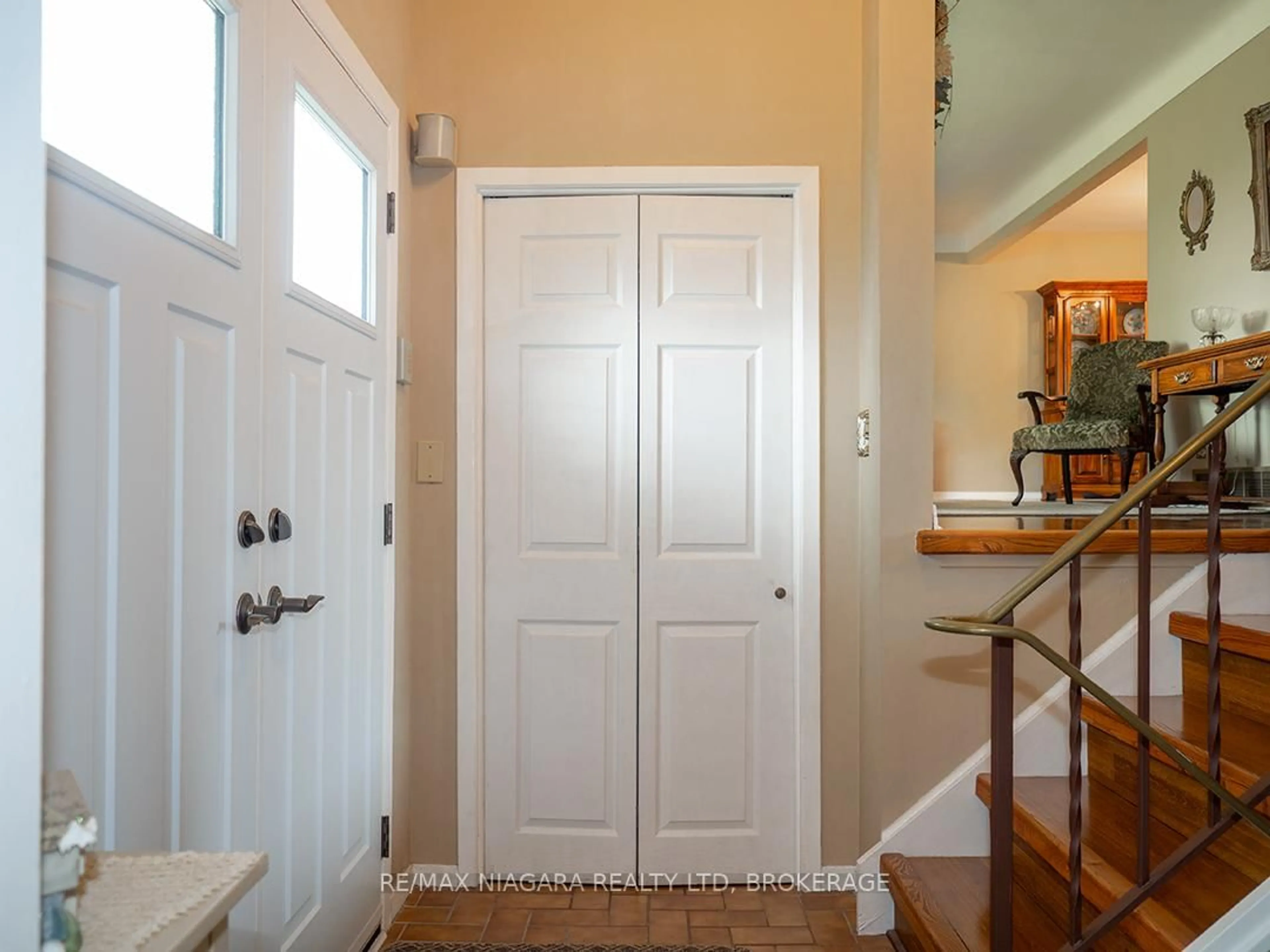 Indoor entryway for 49 Donna Marie Dr, Welland Ontario L3C 2X8