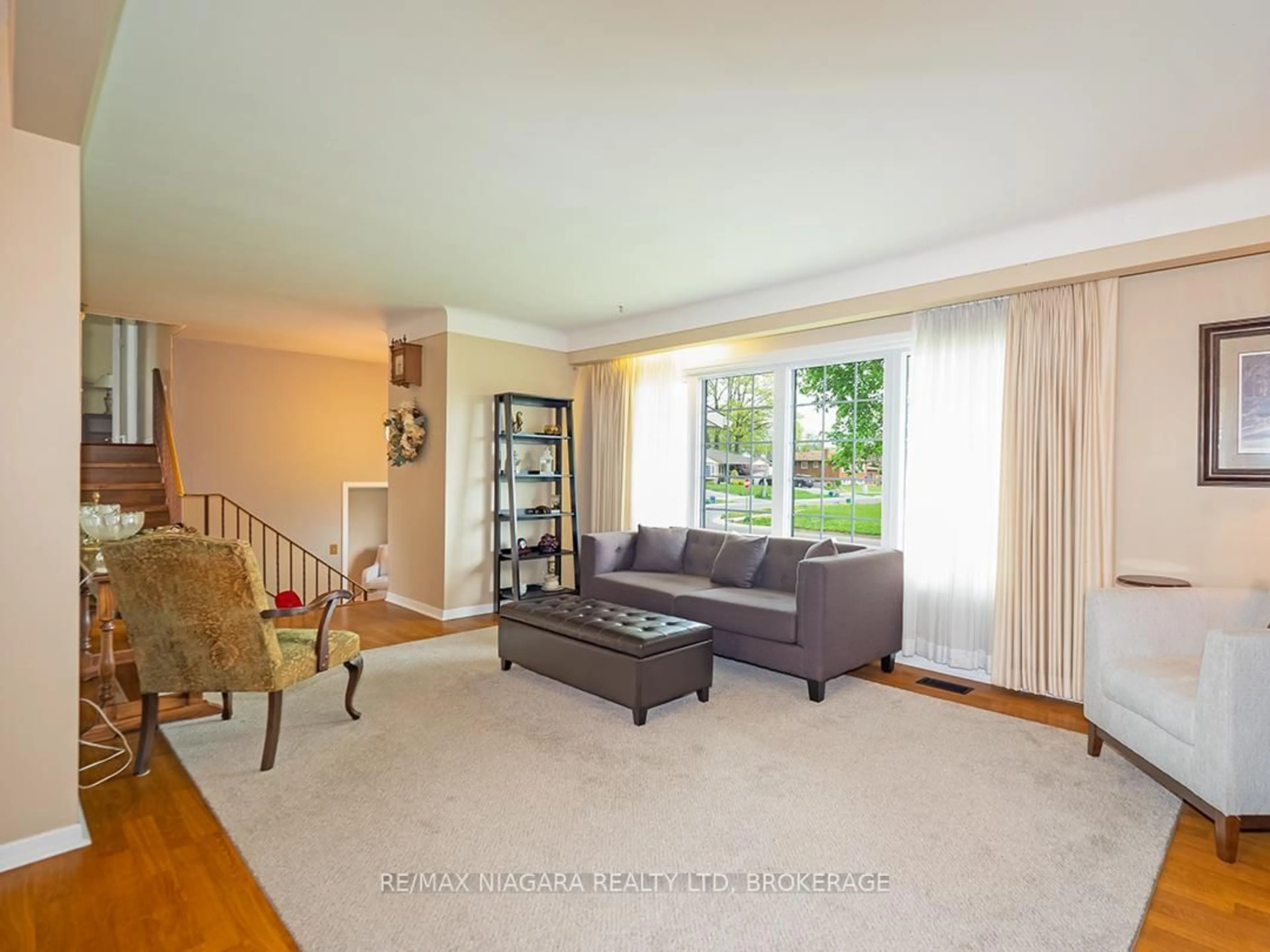 Living room with furniture, unknown for 49 Donna Marie Dr, Welland Ontario L3C 2X8