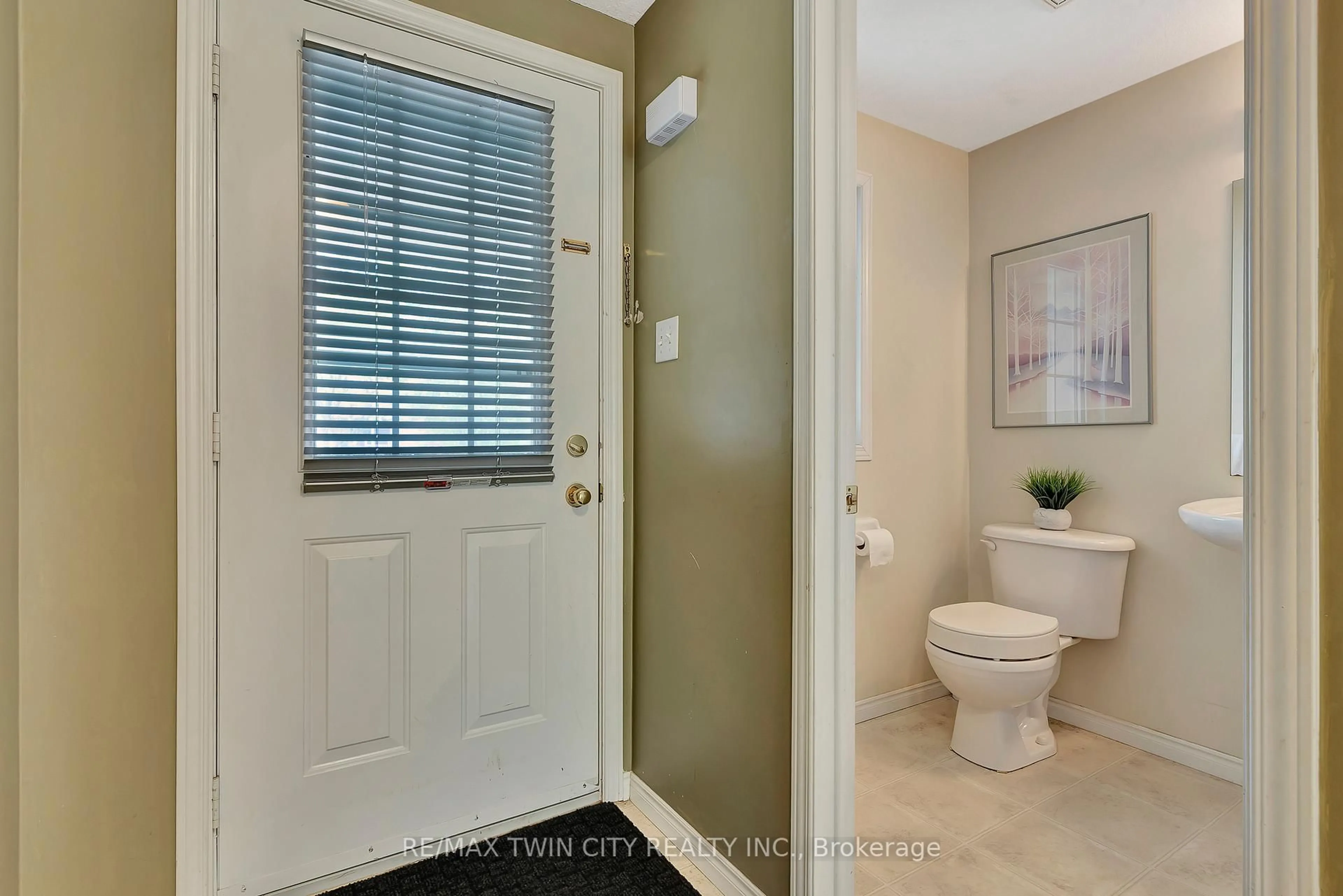 Indoor entryway for 941 Atlantic Blvd, Waterloo Ontario N2K 4L5