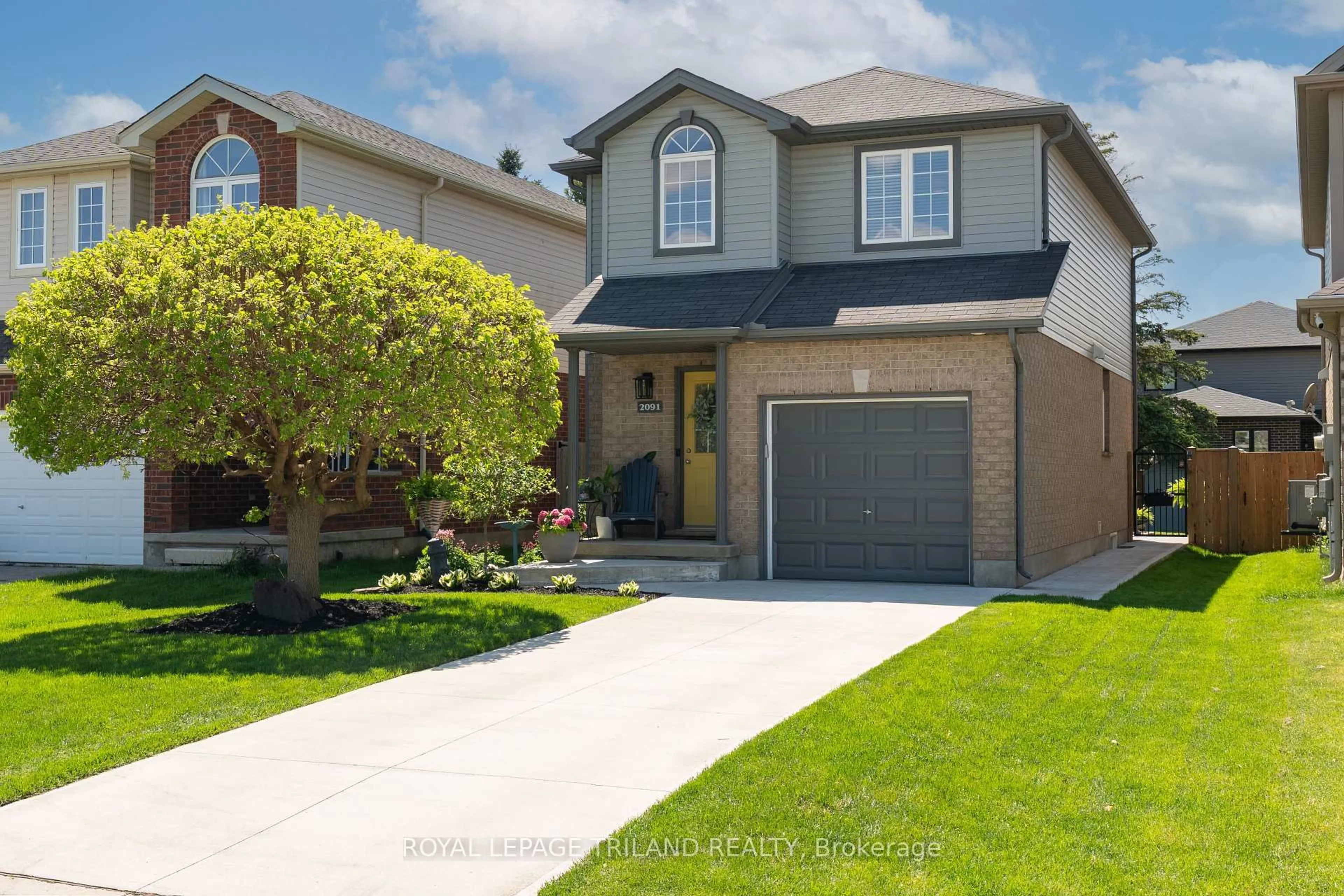 Home with vinyl exterior material, street for 2091 Foxwood Ave, London North Ontario N6G 0C7