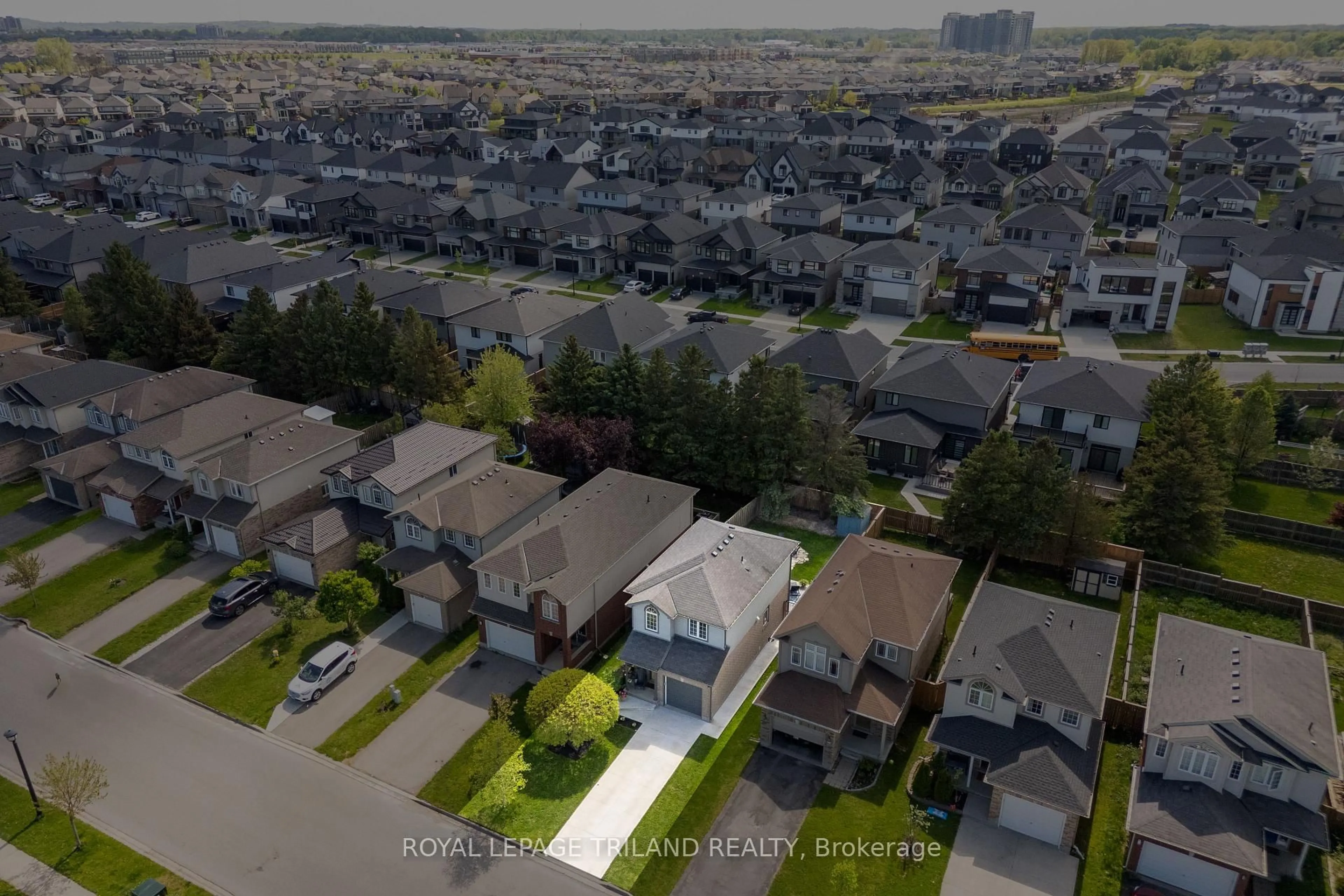A pic from outside/outdoor area/front of a property/back of a property/a pic from drone, street for 2091 Foxwood Ave, London North Ontario N6G 0C7