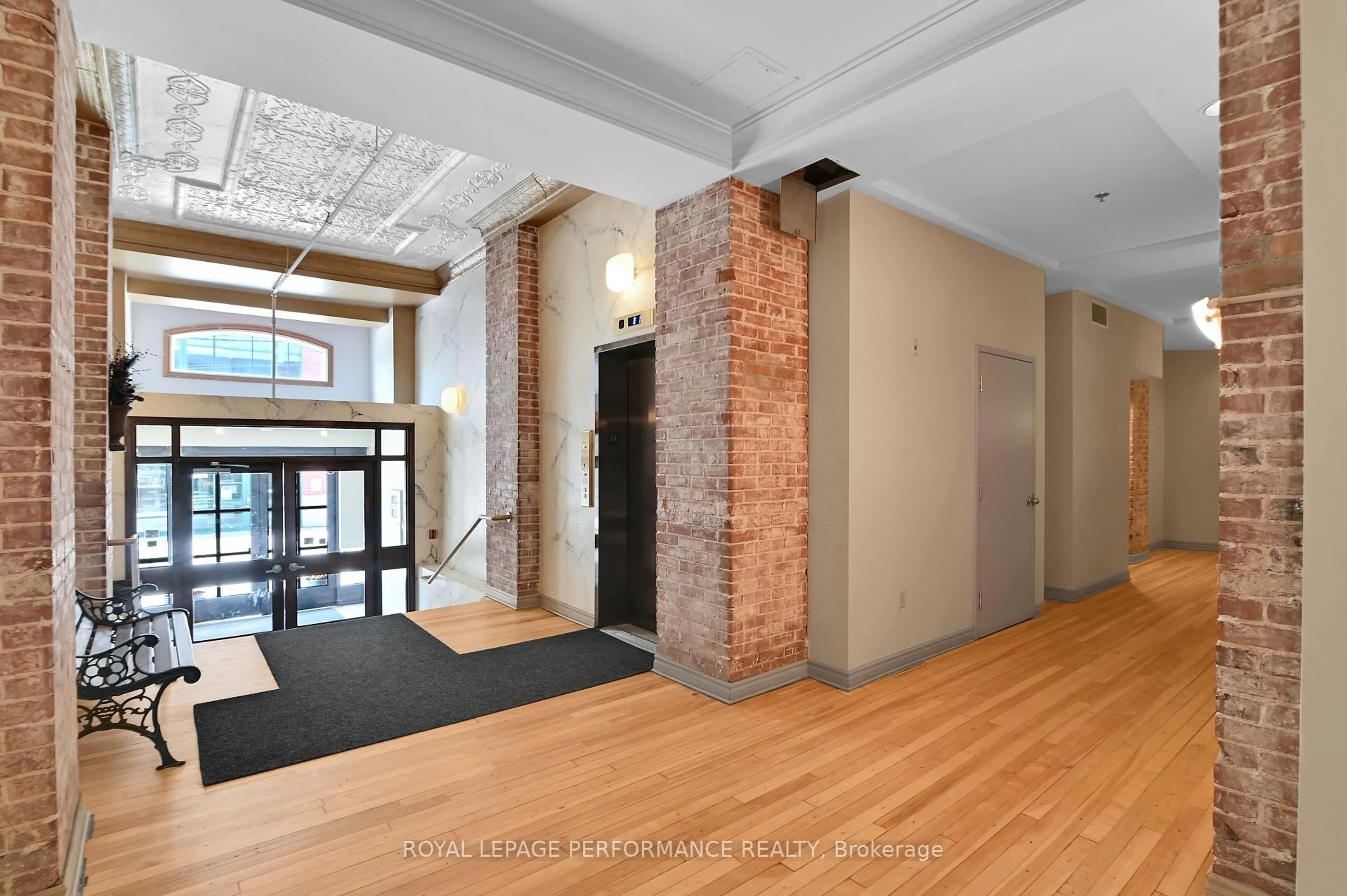 Indoor foyer for 297 Dupuis St #205, Ottawa Ontario K1L 7H8