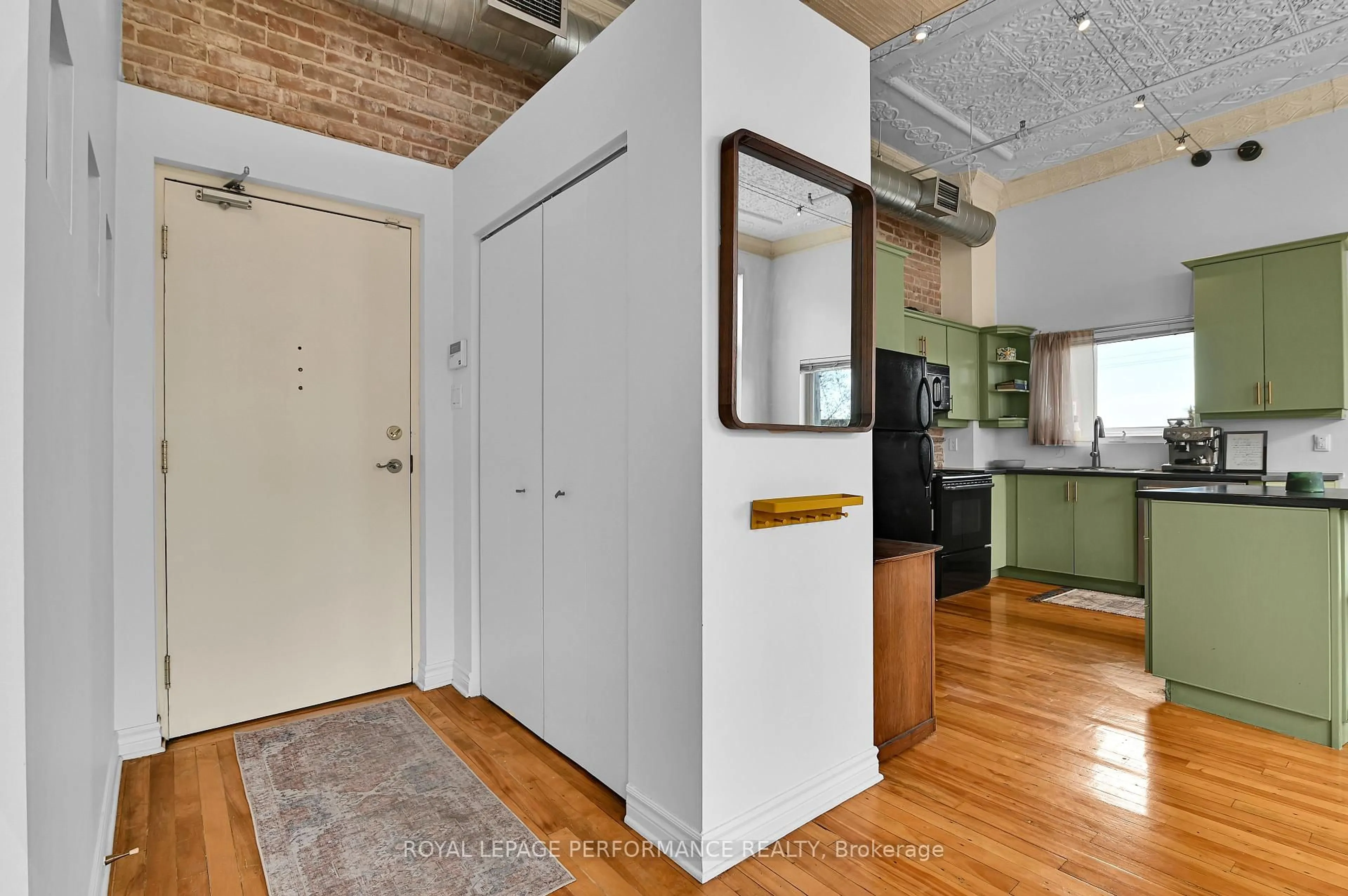 Indoor entryway for 297 Dupuis St #205, Ottawa Ontario K1L 7H8