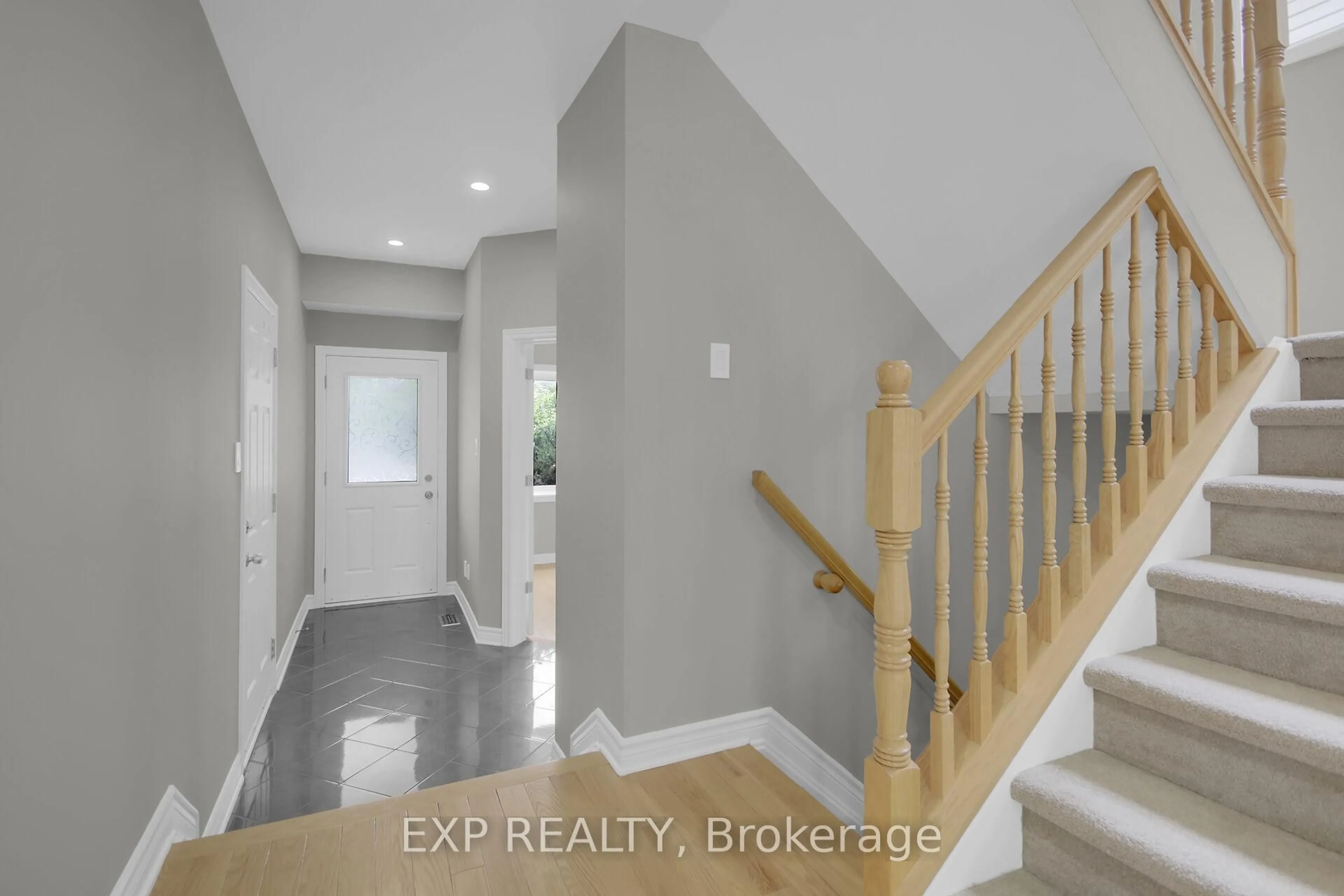 Indoor entryway for 608 Paul Metivier Dr, Ottawa Ontario K2J 0X9