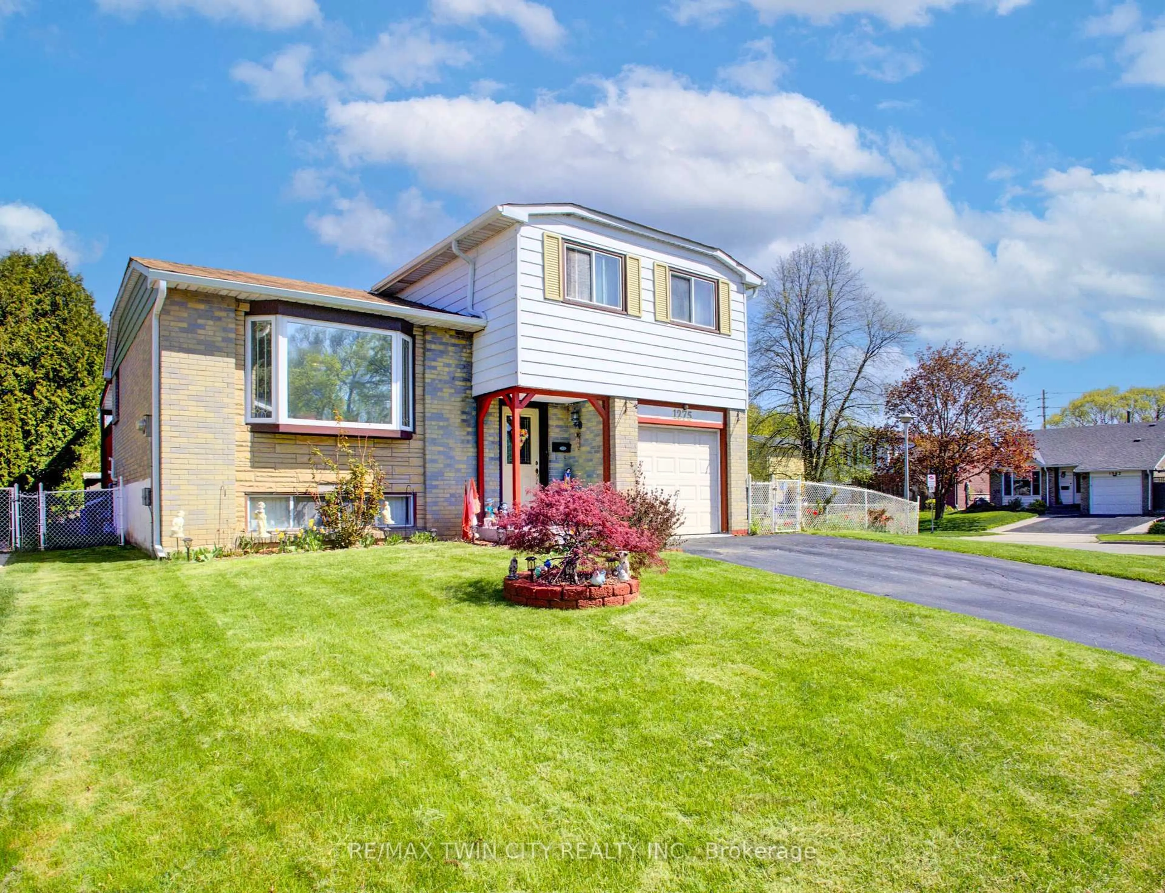 Home with brick exterior material, street for 1275 Dunbar Rd, Cambridge Ontario N3H 4Z6