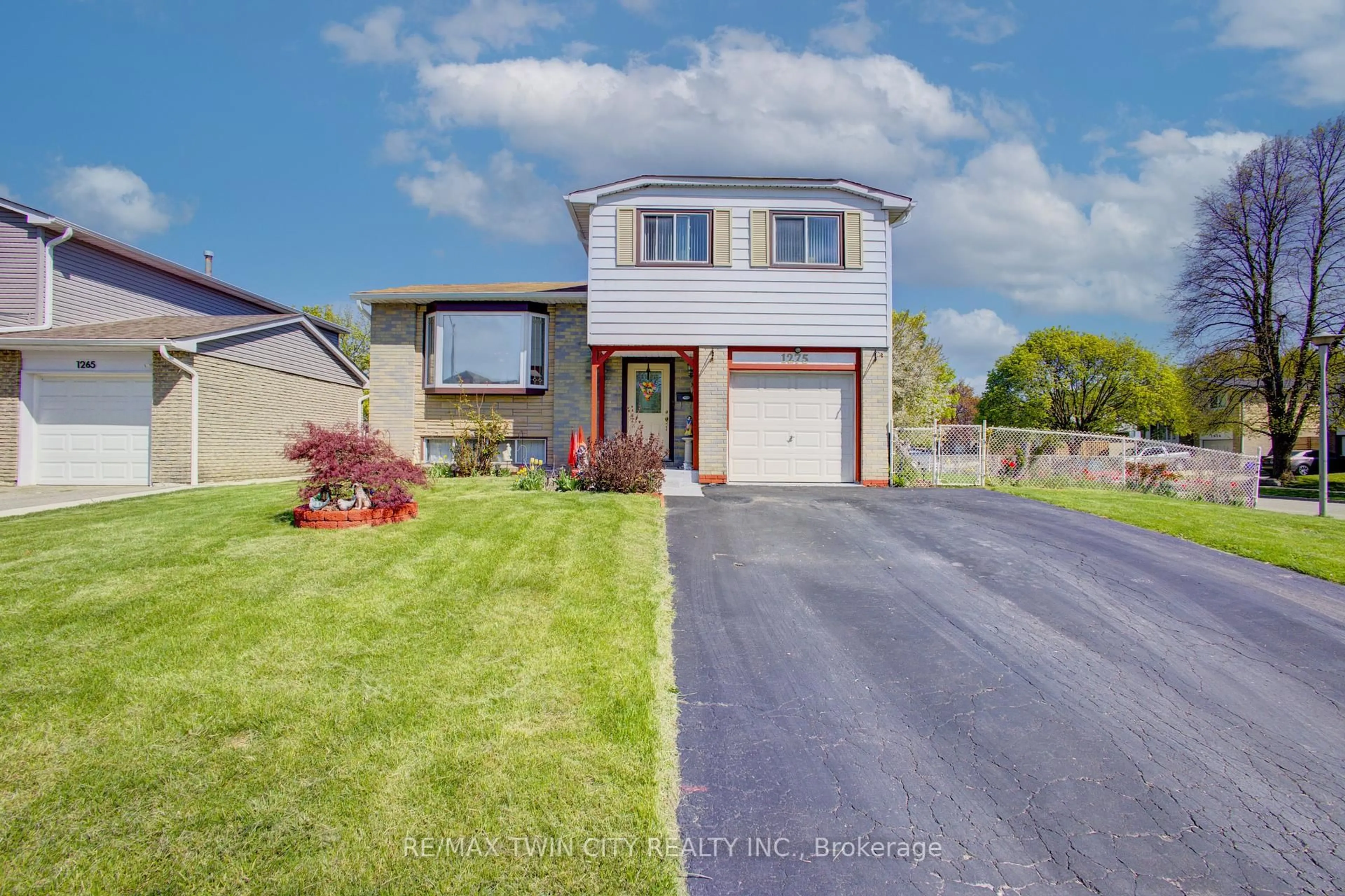Home with vinyl exterior material, street for 1275 Dunbar Rd, Cambridge Ontario N3H 4Z6