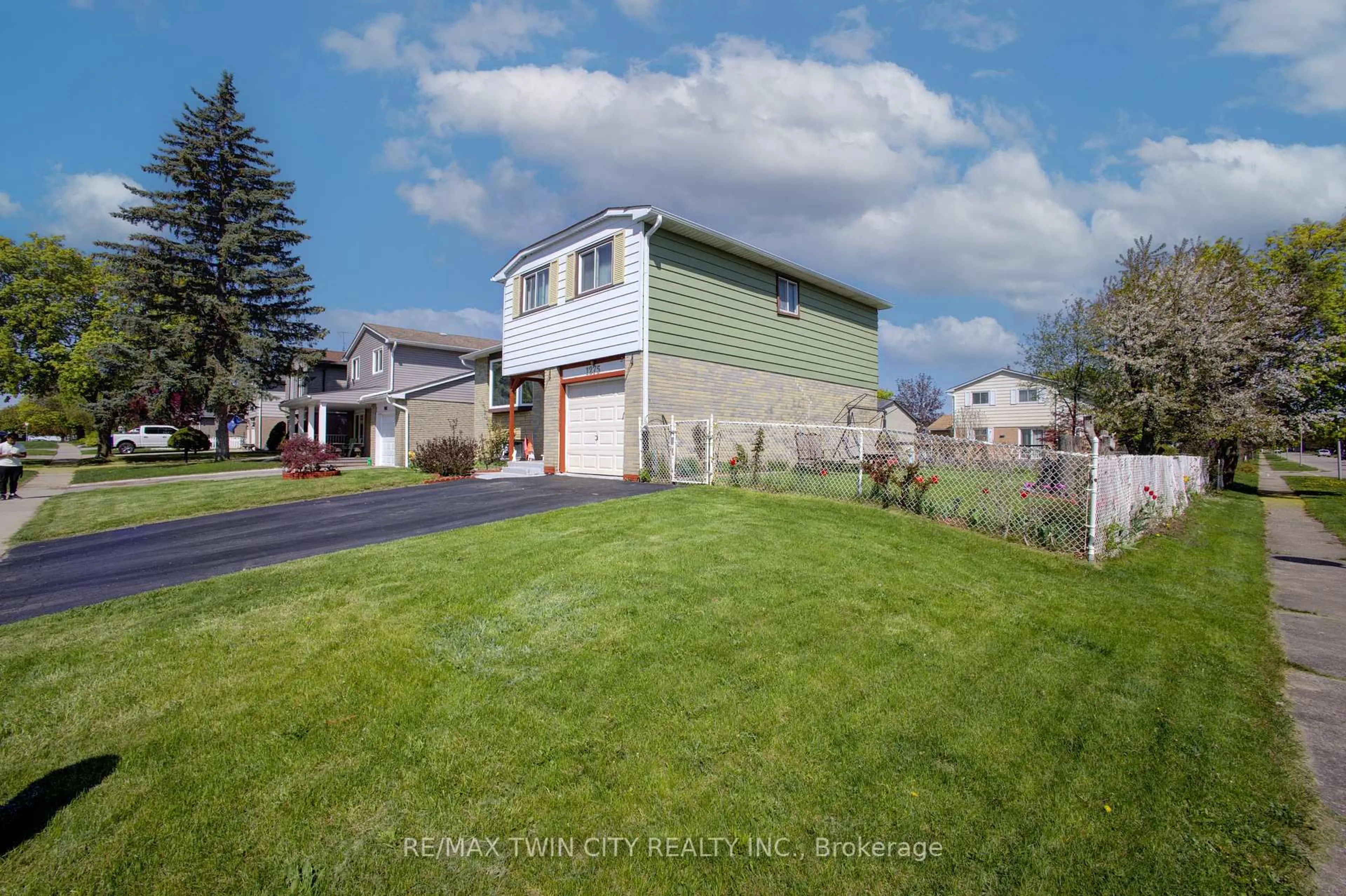 A pic from outside/outdoor area/front of a property/back of a property/a pic from drone, unknown for 1275 Dunbar Rd, Cambridge Ontario N3H 4Z6