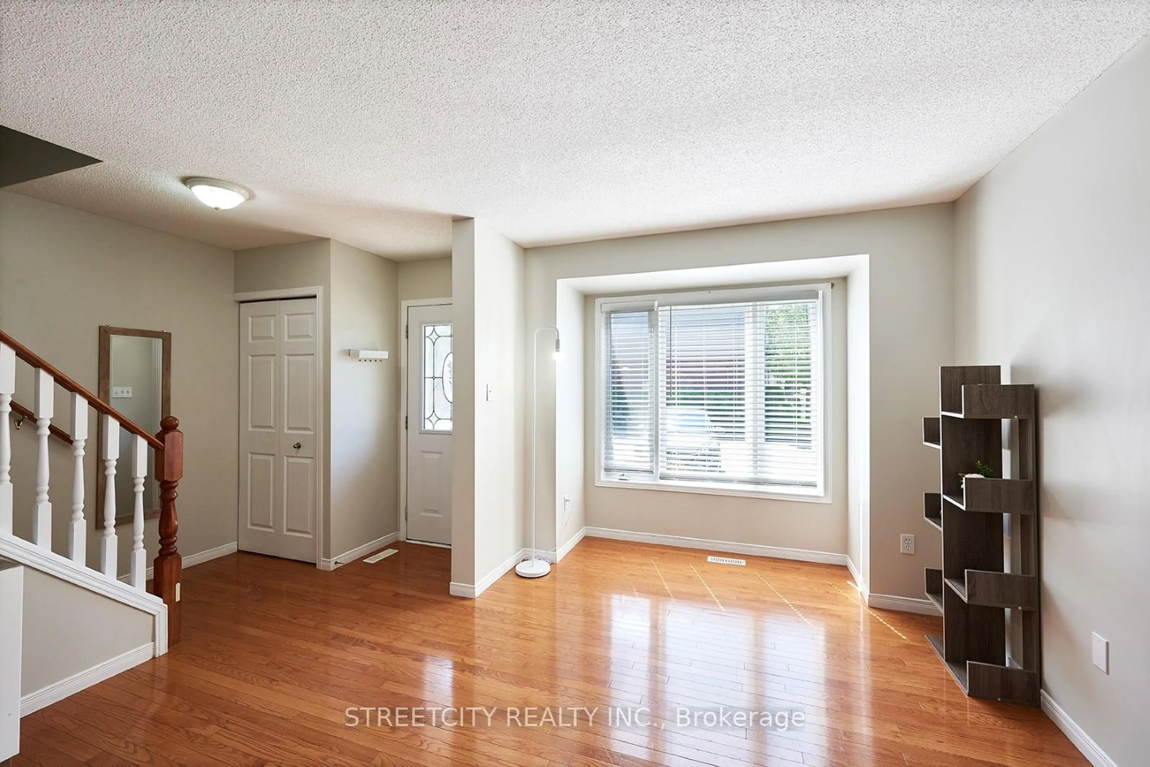 Indoor entryway for 1535 Trossacks Ave #16, London North Ontario N5X 4R1