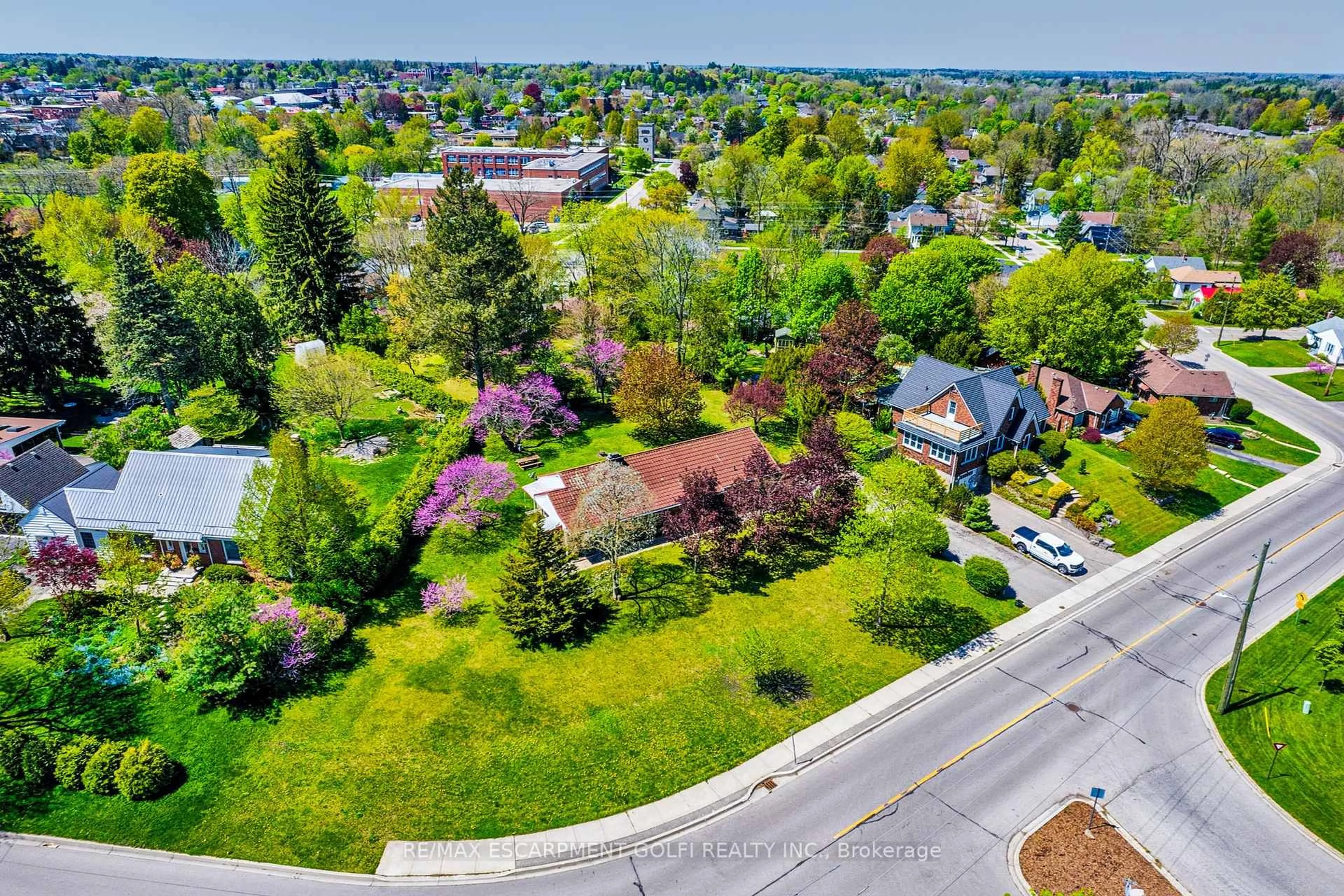 A pic from outside/outdoor area/front of a property/back of a property/a pic from drone, street for 126 McCall Cres, Norfolk Ontario N3Y 2C9