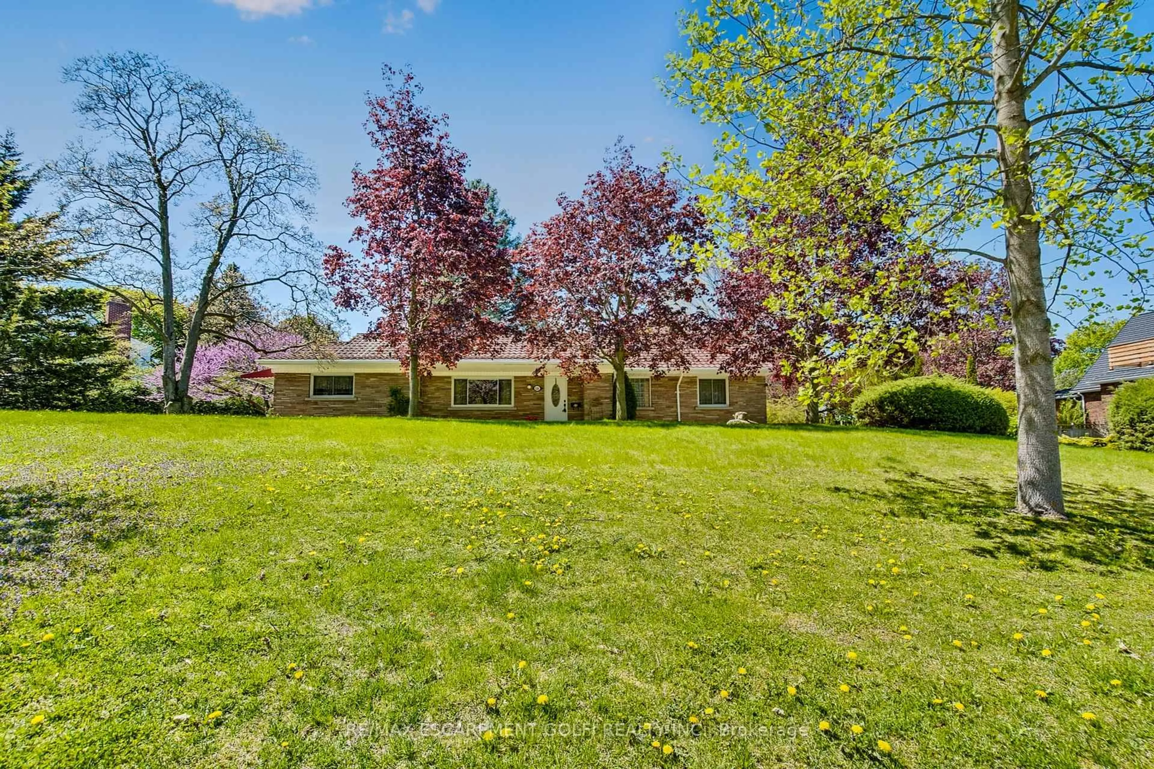 A pic from outside/outdoor area/front of a property/back of a property/a pic from drone, street for 126 McCall Cres, Norfolk Ontario N3Y 2C9