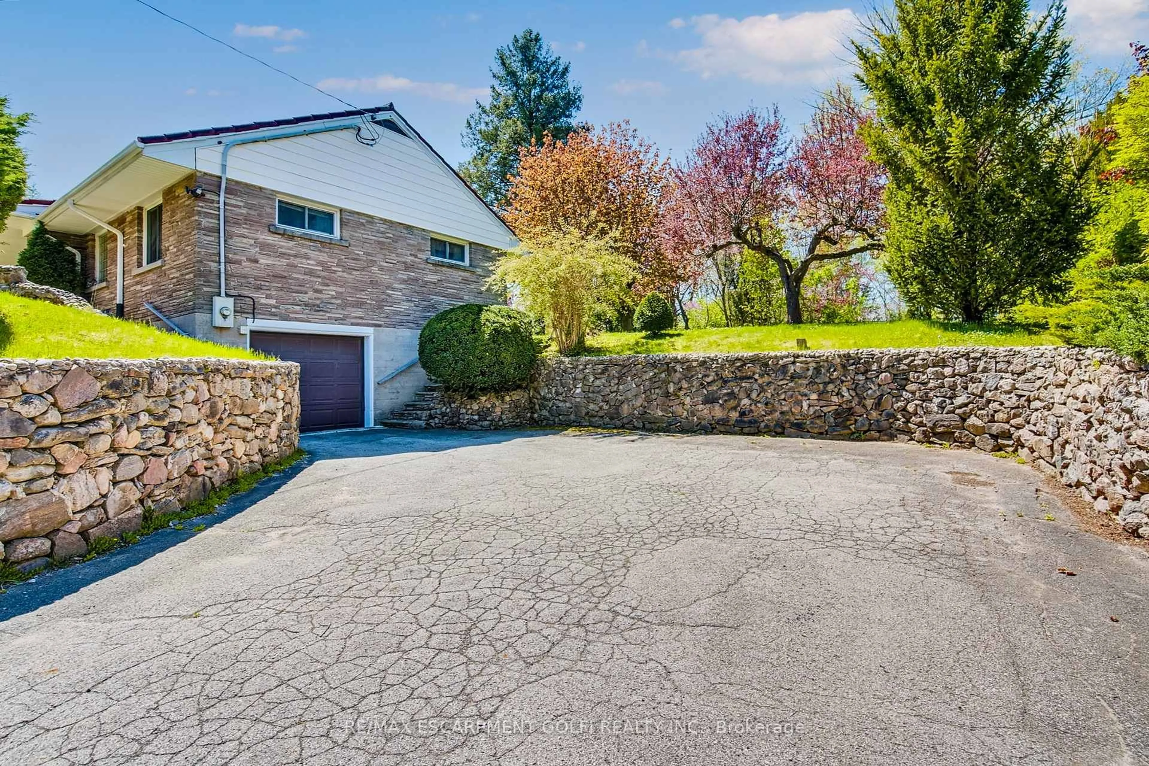A pic from outside/outdoor area/front of a property/back of a property/a pic from drone, street for 126 McCall Cres, Norfolk Ontario N3Y 2C9