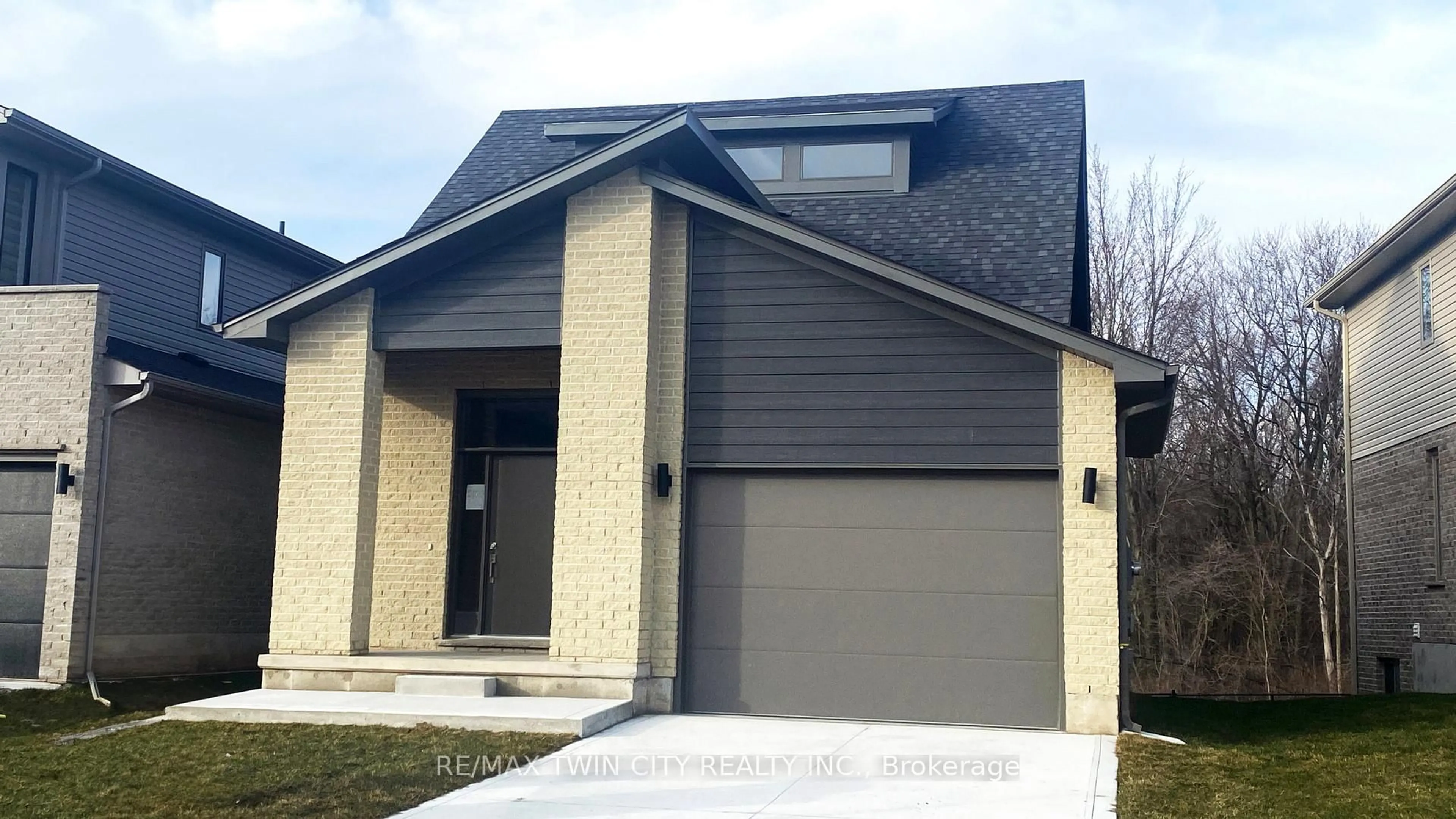 Home with vinyl exterior material, street for 2100 Evans Blvd, London South Ontario N6M 0J6