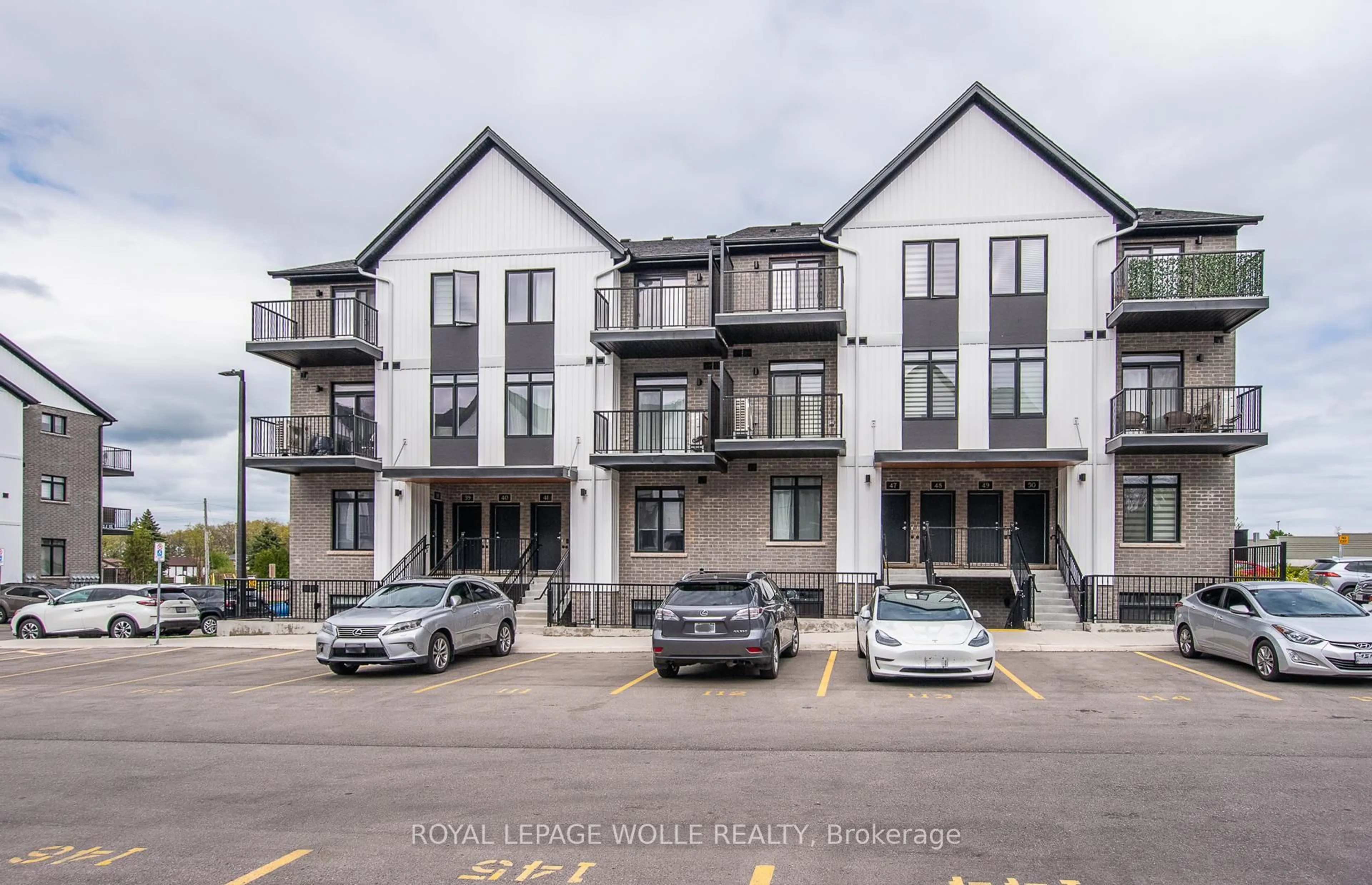 A pic from outside/outdoor area/front of a property/back of a property/a pic from drone, street for 405 Myers Rd #C37, Cambridge Ontario N1P 0B6