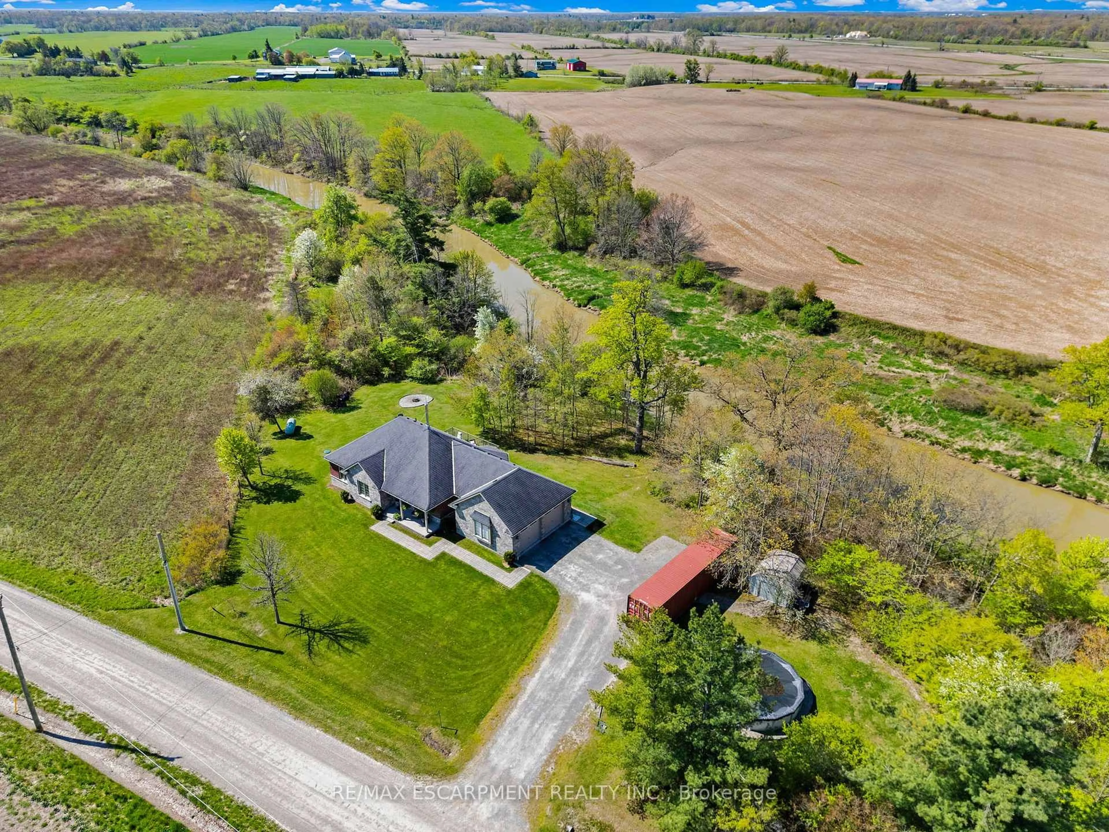 A pic from outside/outdoor area/front of a property/back of a property/a pic from drone, unknown for 9488 NORTH CHIPPAWA Rd, West Lincoln Ontario L0R 1E0