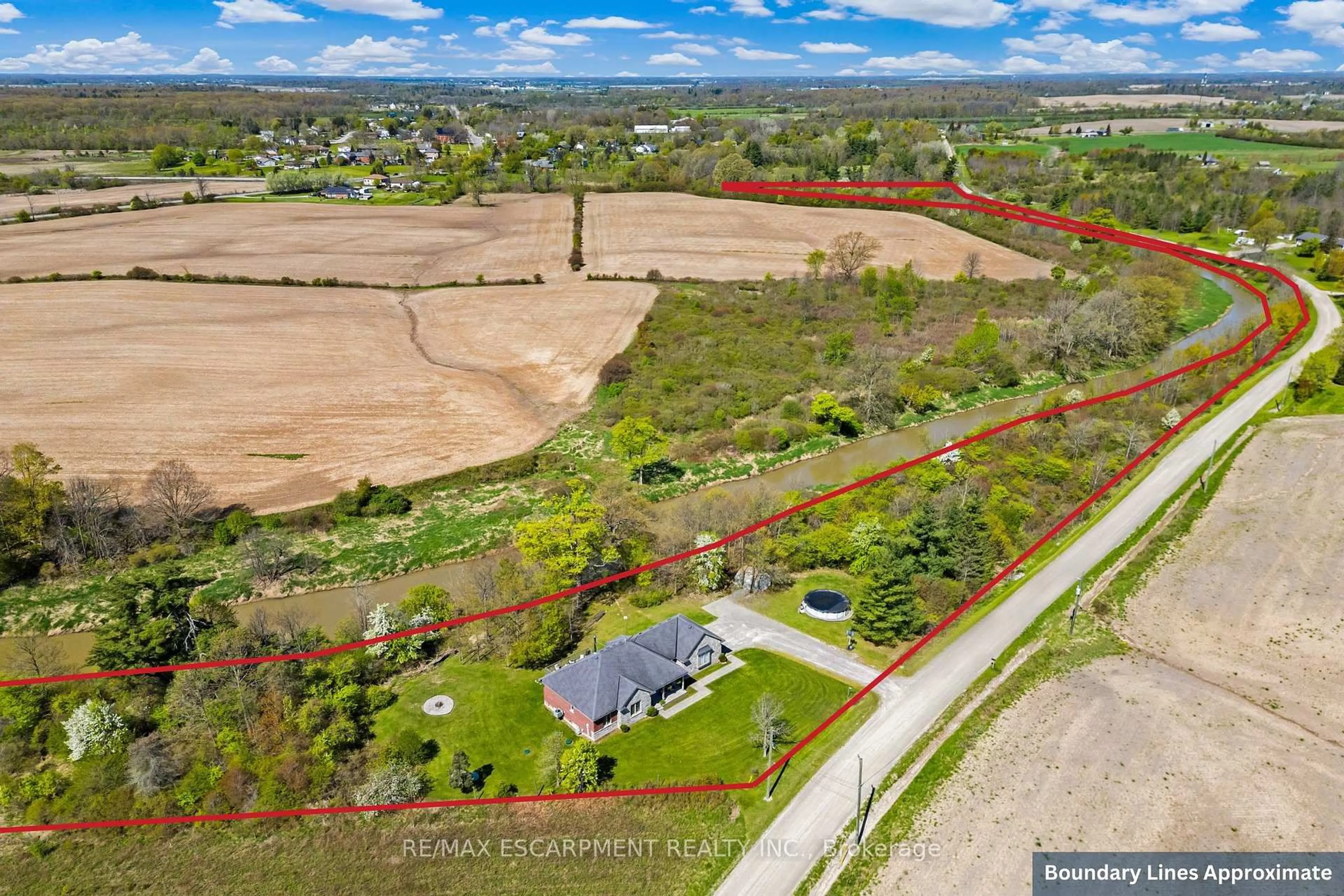 A pic from outside/outdoor area/front of a property/back of a property/a pic from drone, unknown for 9488 NORTH CHIPPAWA Rd, West Lincoln Ontario L0R 1E0