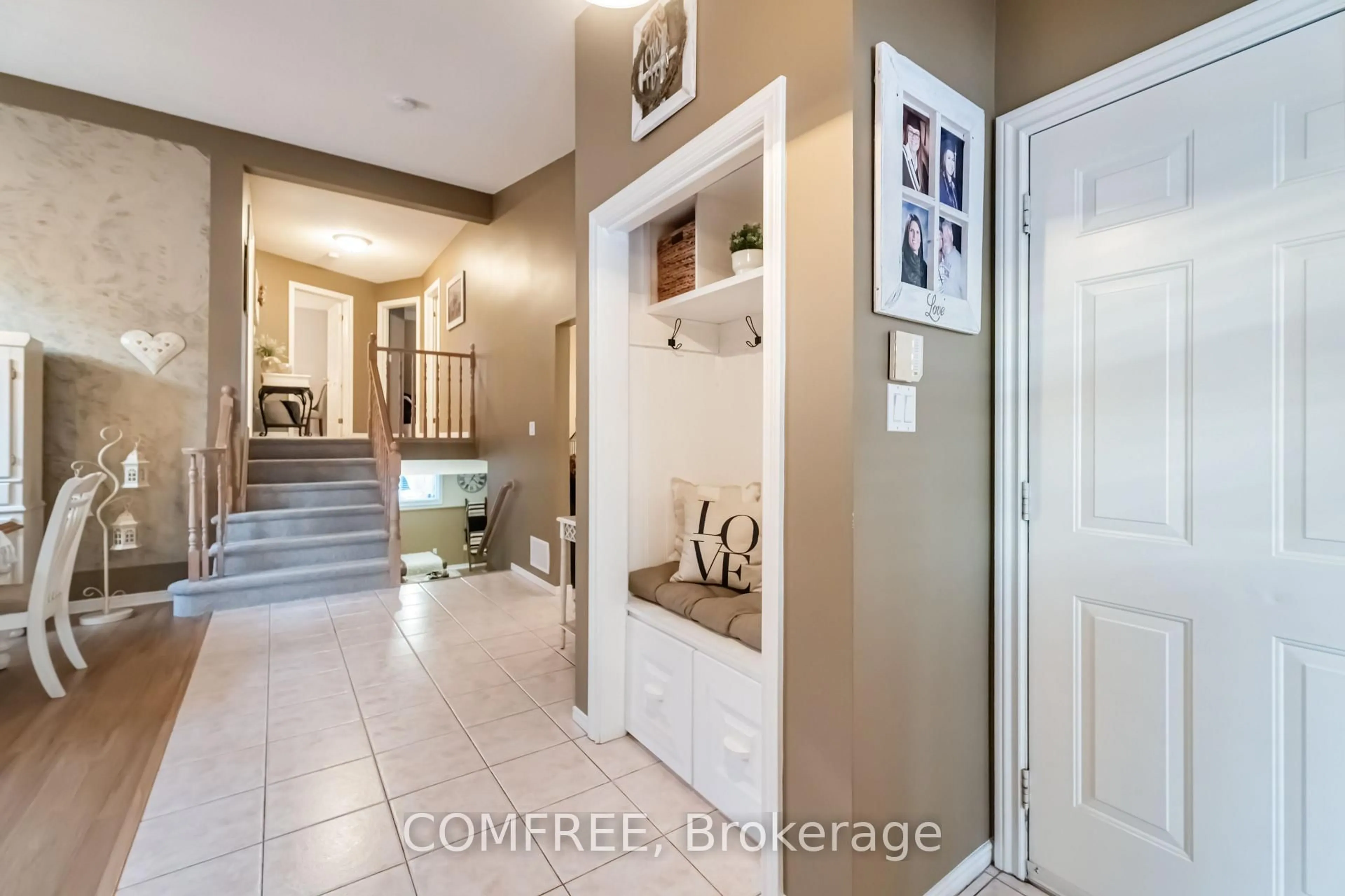 Indoor entryway for 5991 Andrea Dr, Niagara Falls Ontario L2H 2Z9