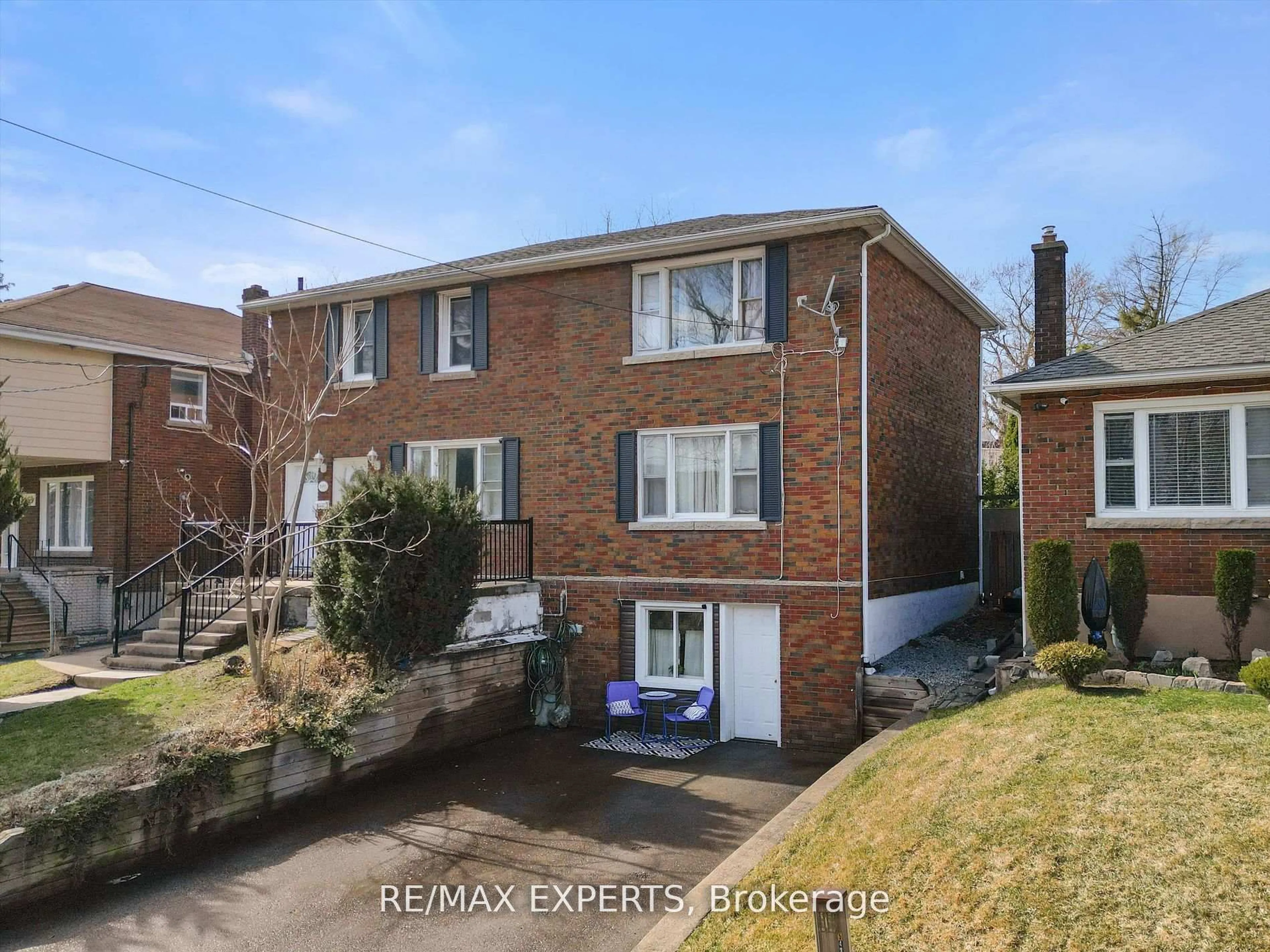 A pic from outside/outdoor area/front of a property/back of a property/a pic from drone, street for 5451 Ontario Ave, Niagara Falls Ontario L2E 3S4