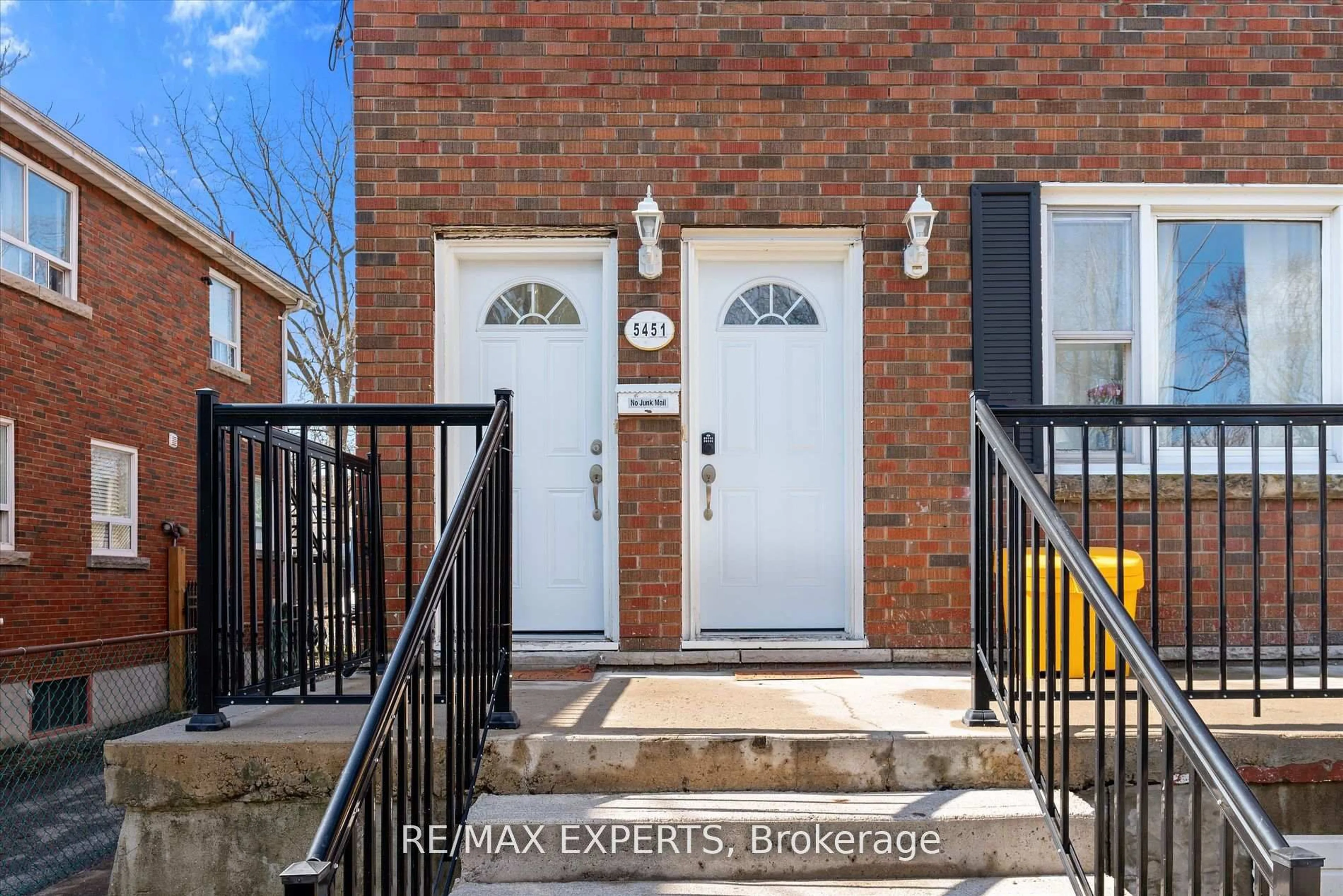Indoor entryway for 5451 Ontario Ave, Niagara Falls Ontario L2E 3S4