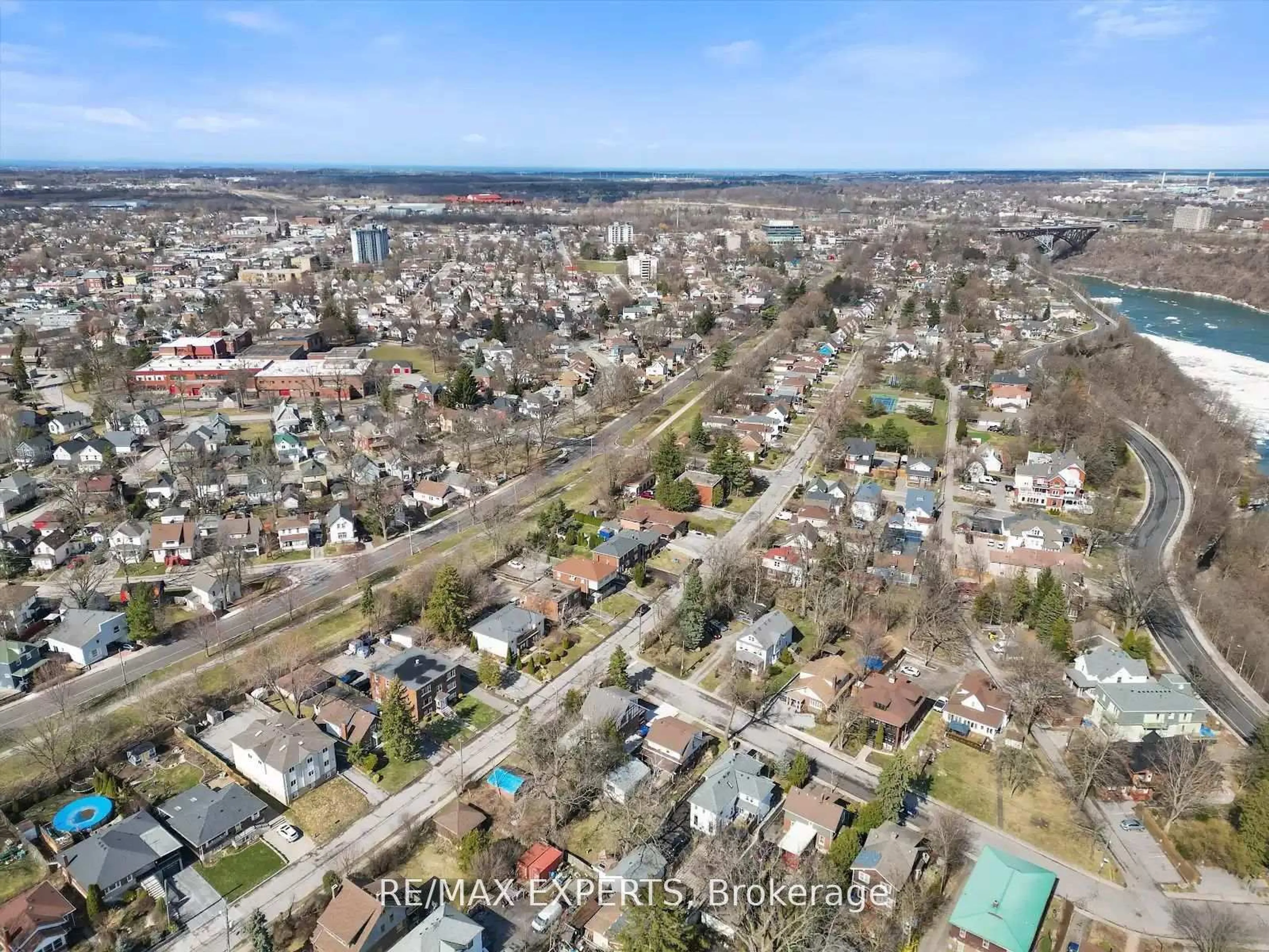 A pic from outside/outdoor area/front of a property/back of a property/a pic from drone, street for 5451 Ontario Ave, Niagara Falls Ontario L2E 3S4