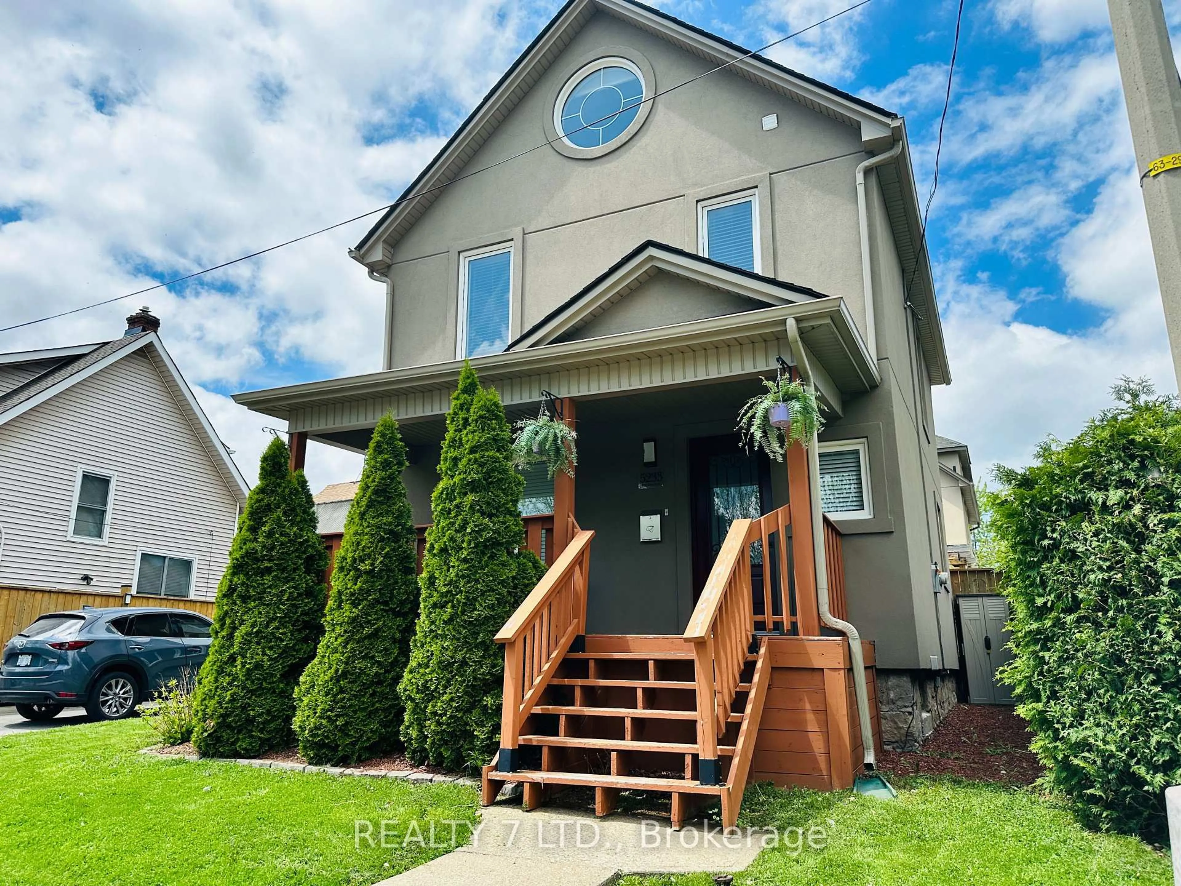Home with vinyl exterior material, street for 5233 Palmer Ave, Niagara Falls Ontario L2E 3T9