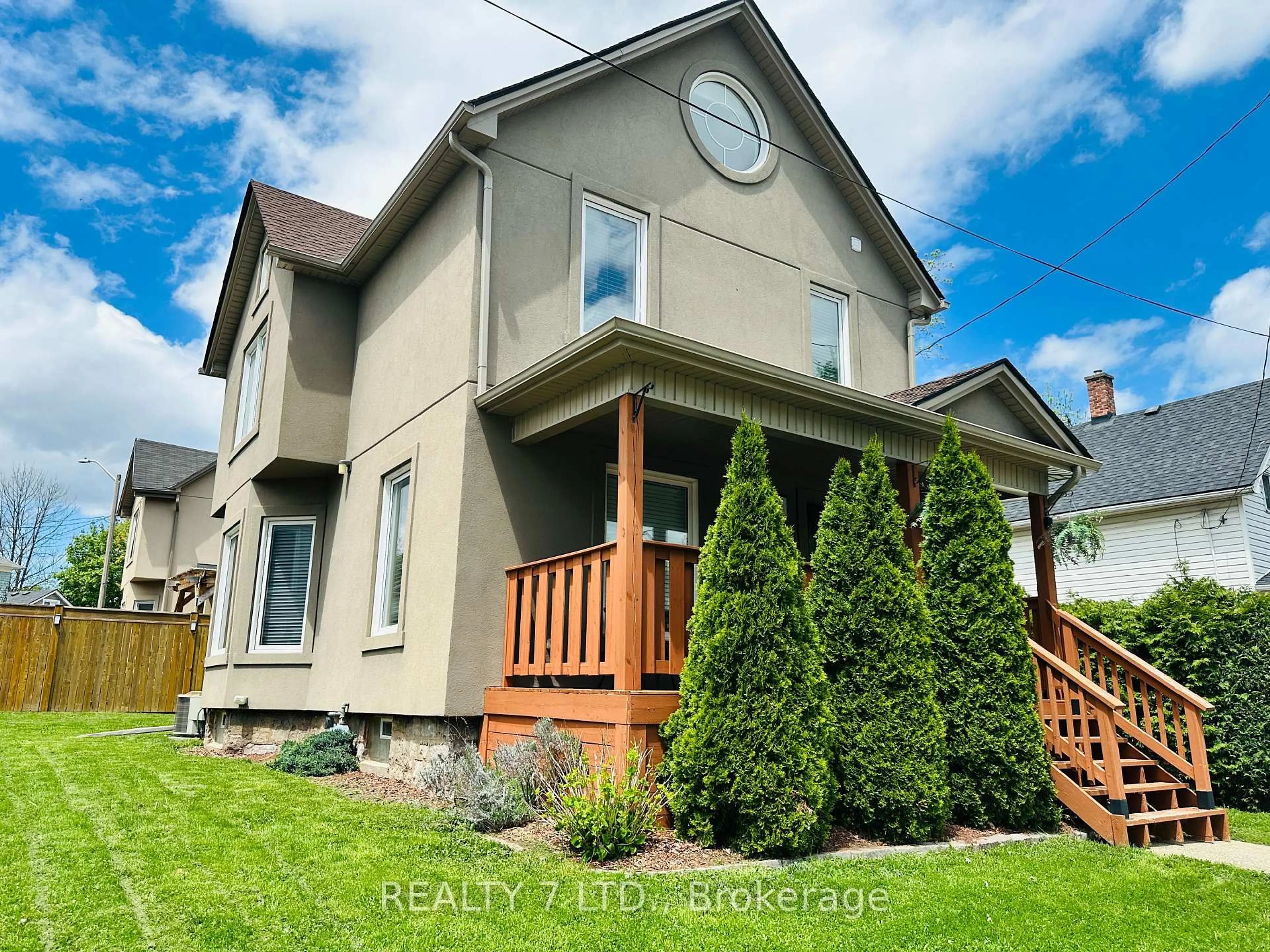 Home with vinyl exterior material, street for 5233 Palmer Ave, Niagara Falls Ontario L2E 3T9