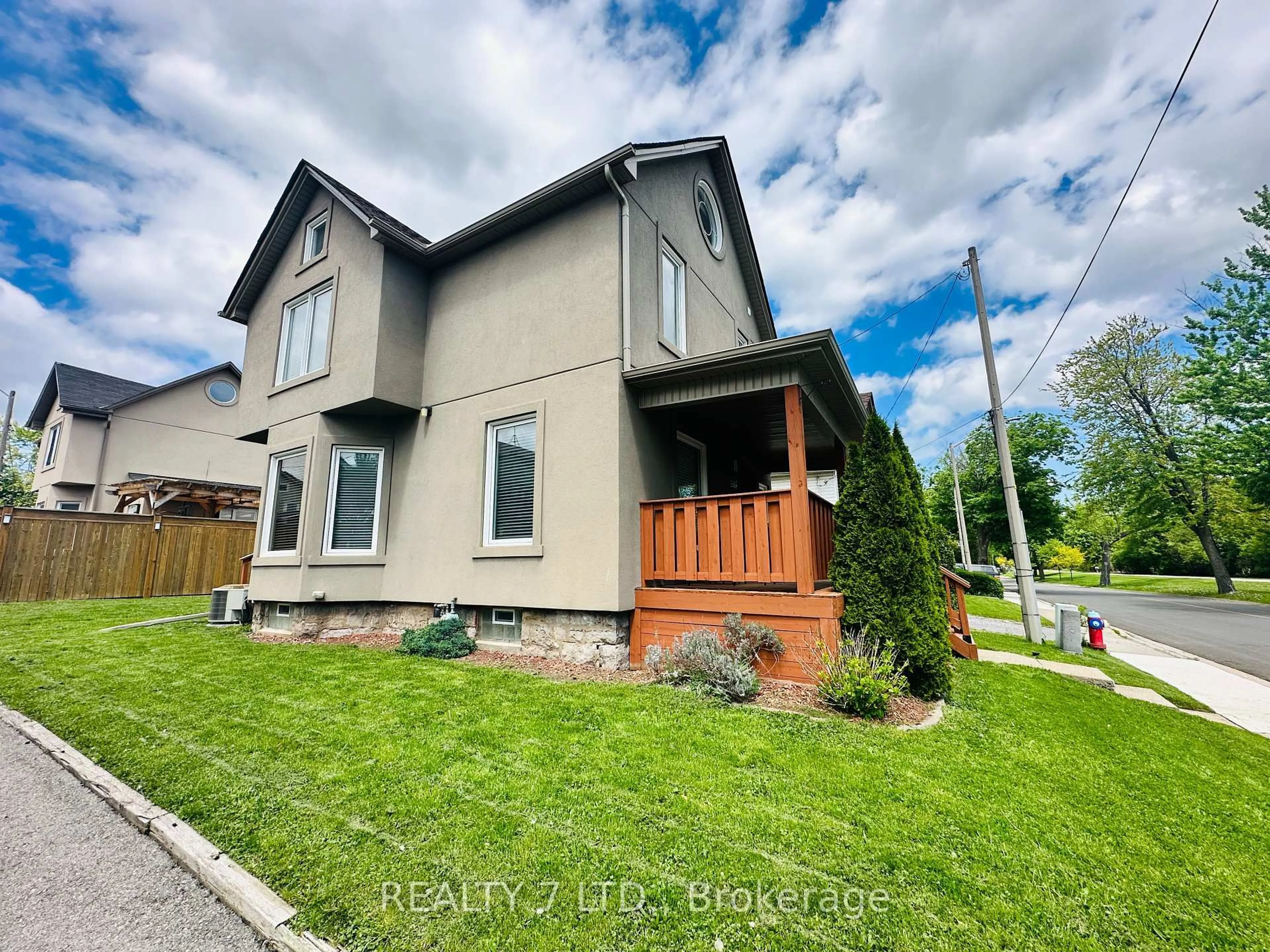 Home with vinyl exterior material, street for 5233 Palmer Ave, Niagara Falls Ontario L2E 3T9