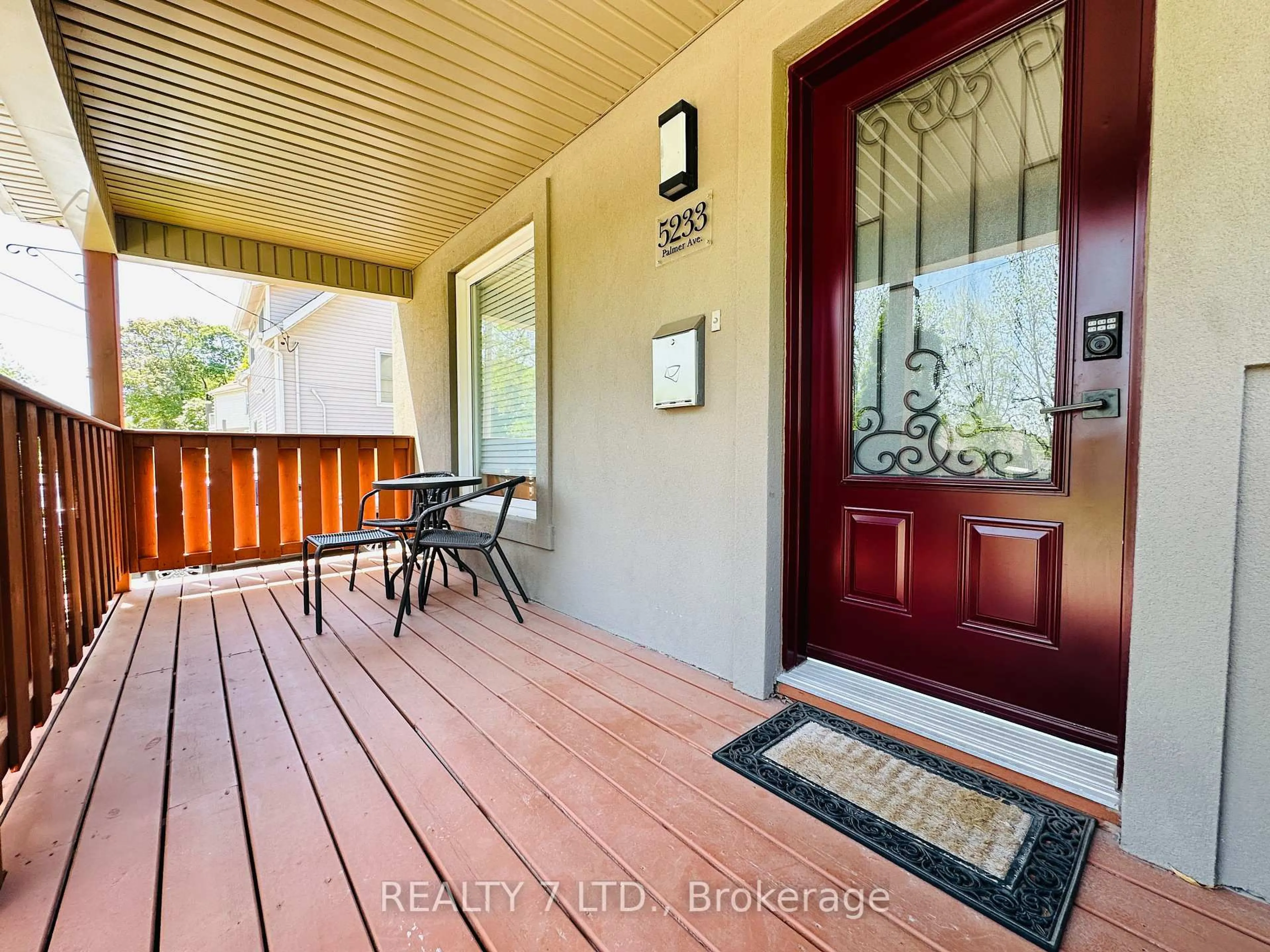 Indoor entryway for 5233 Palmer Ave, Niagara Falls Ontario L2E 3T9