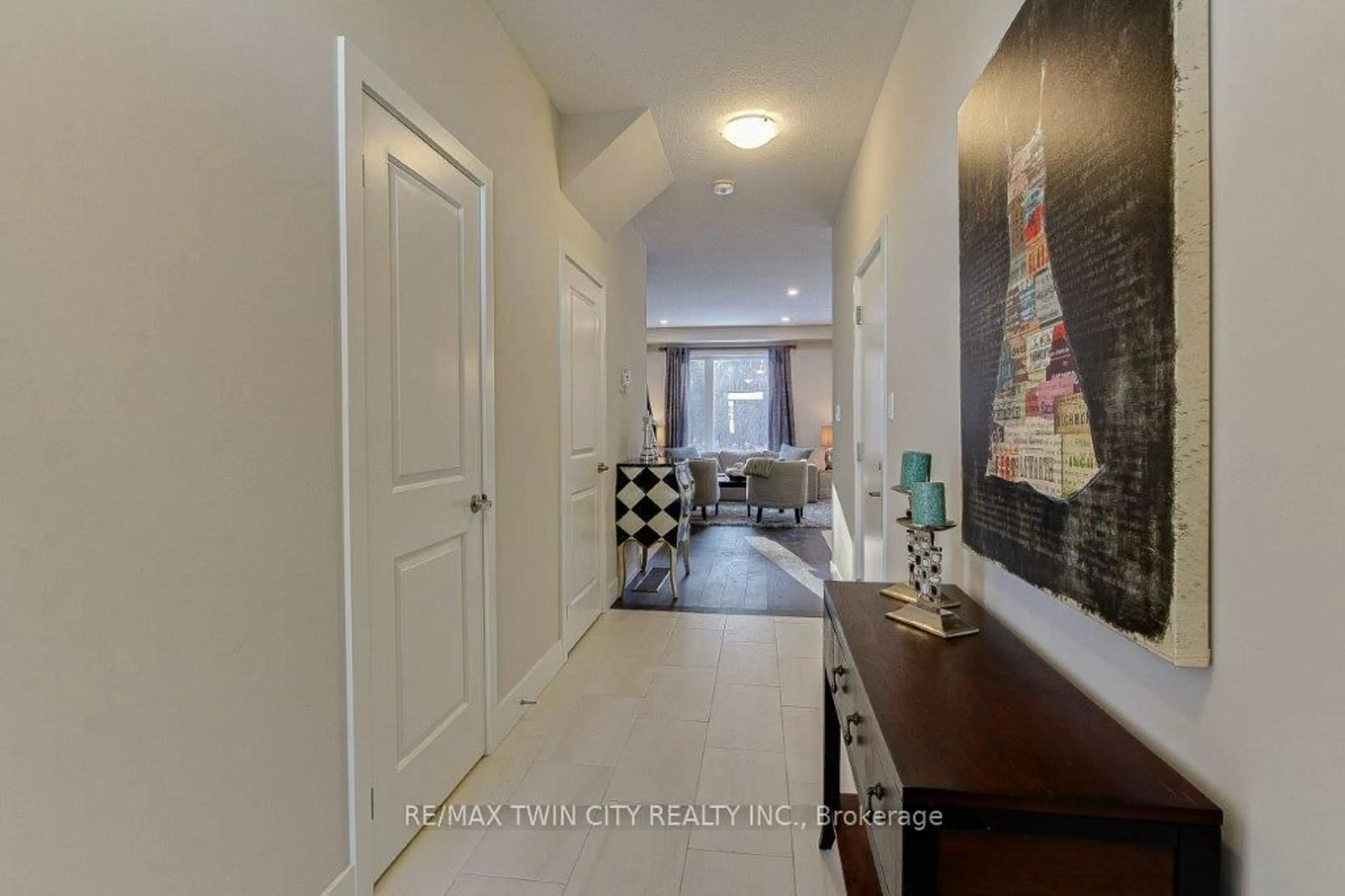 Indoor entryway for 2258 Southport Cres, London South Ontario N6M 0A1