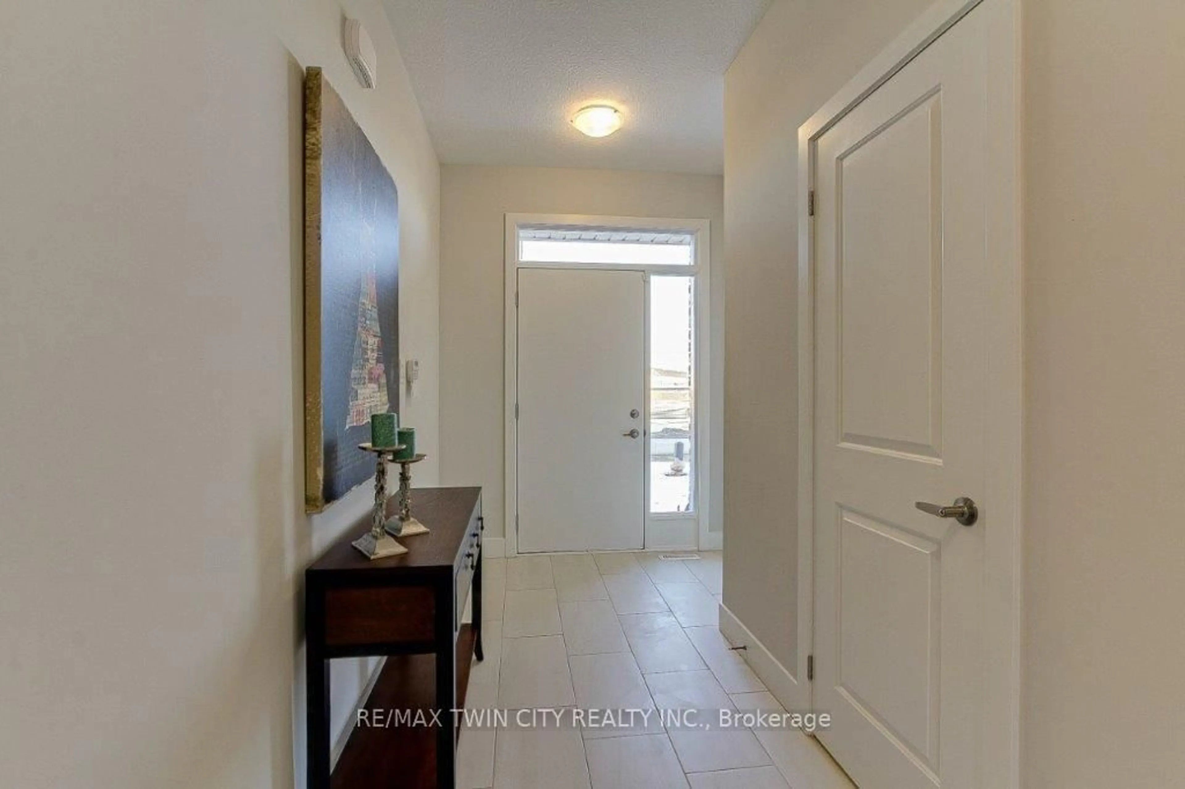 Indoor entryway for 2258 Southport Cres, London South Ontario N6M 0A1