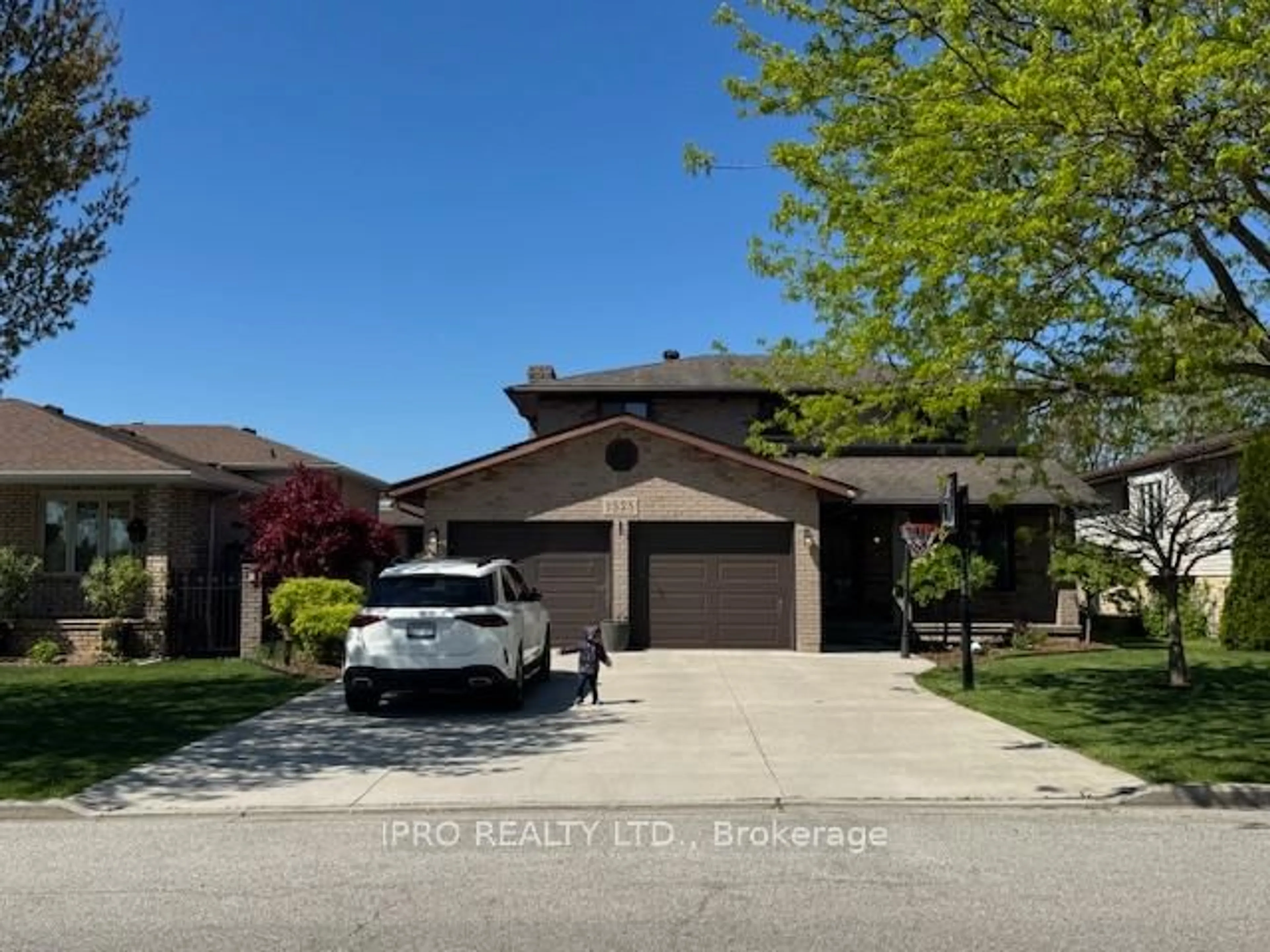 A pic from outside/outdoor area/front of a property/back of a property/a pic from drone, street for 1525 South Pacific Ave, Windsor Ontario N8X 4Z6
