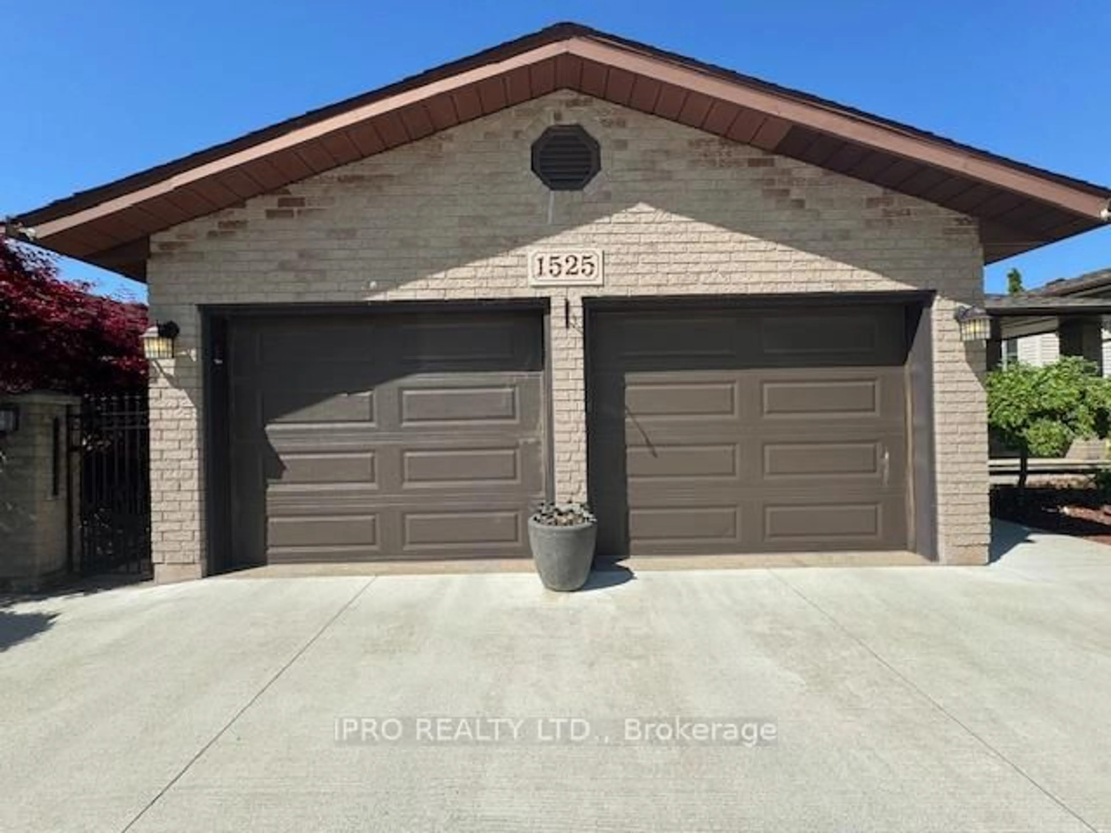 Indoor garage for 1525 South Pacific Ave, Windsor Ontario N8X 4Z6
