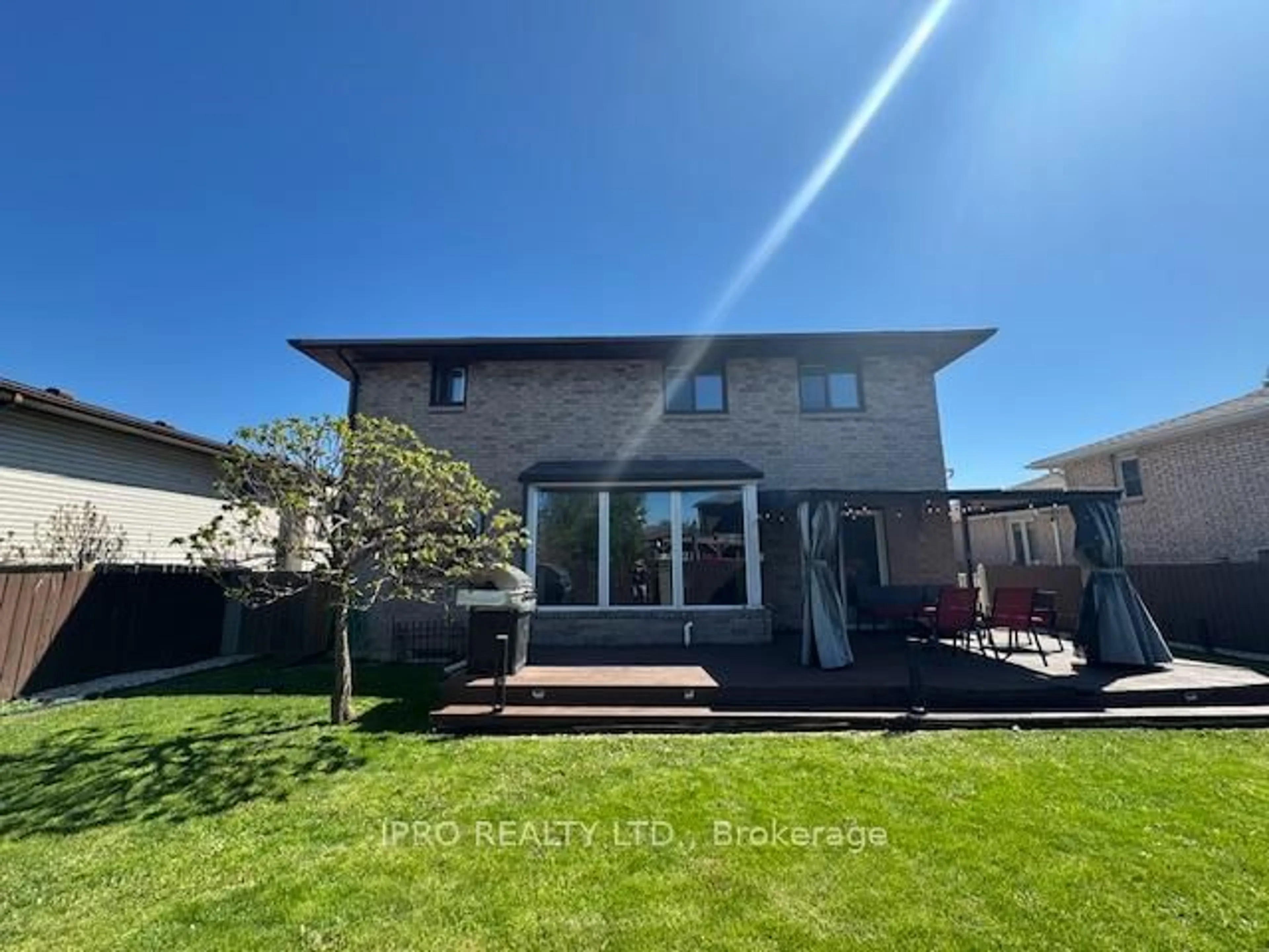 A pic from outside/outdoor area/front of a property/back of a property/a pic from drone, unknown for 1525 South Pacific Ave, Windsor Ontario N8X 4Z6