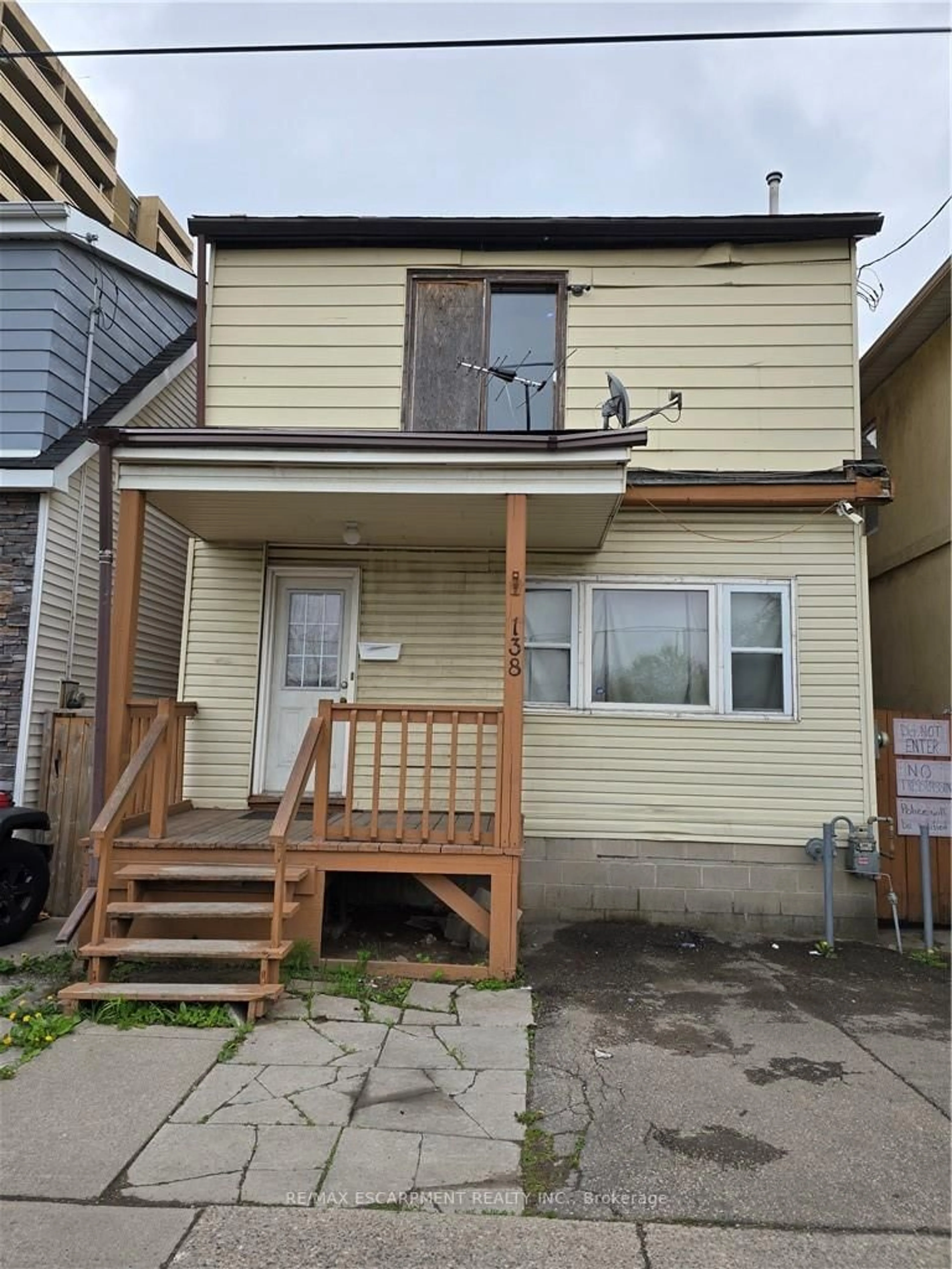Home with vinyl exterior material, street for 138 Sanford Ave, Hamilton Ontario L8L 5Z5