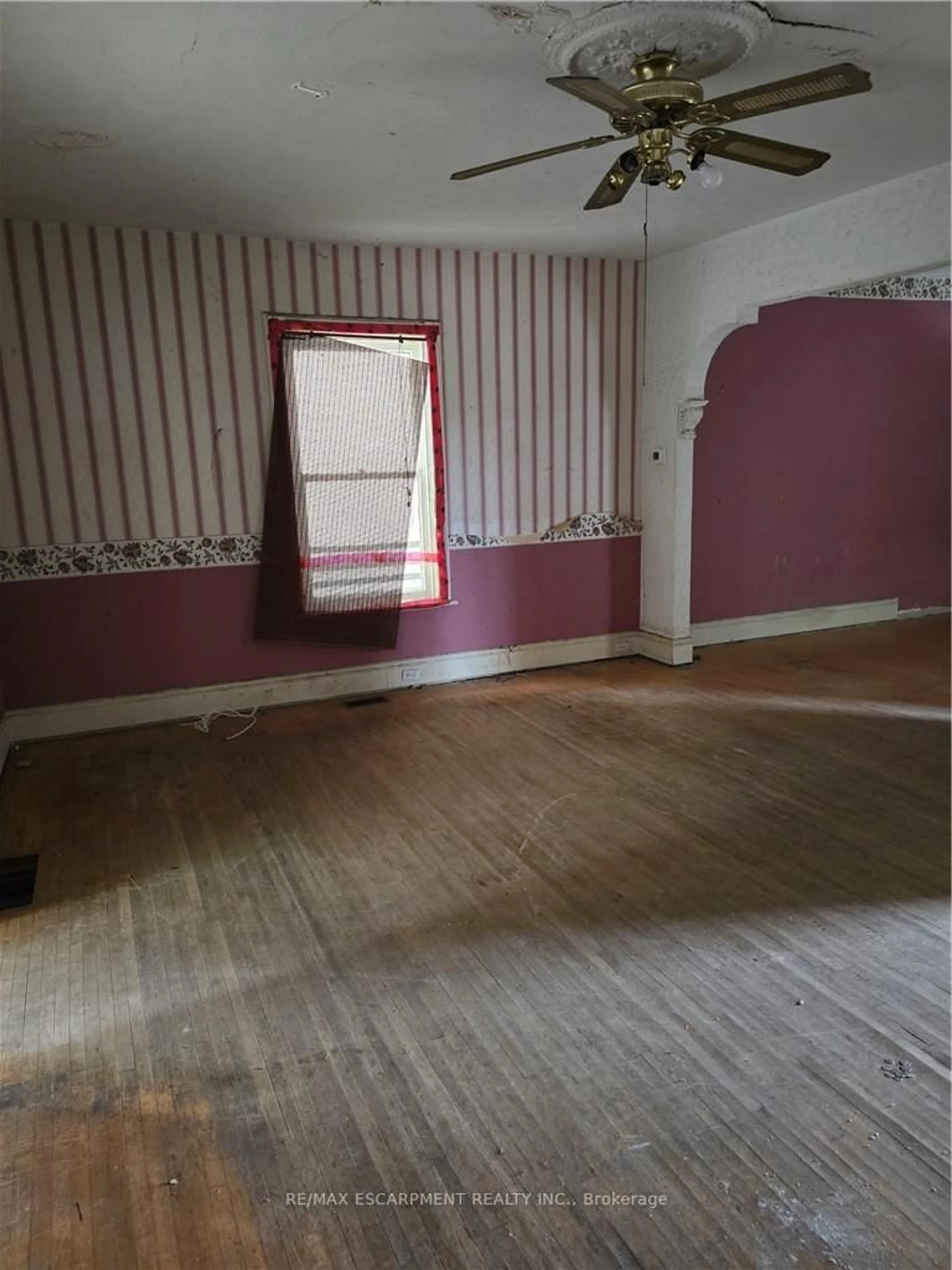 A pic of a room for 138 Sanford Ave, Hamilton Ontario L8L 5Z5