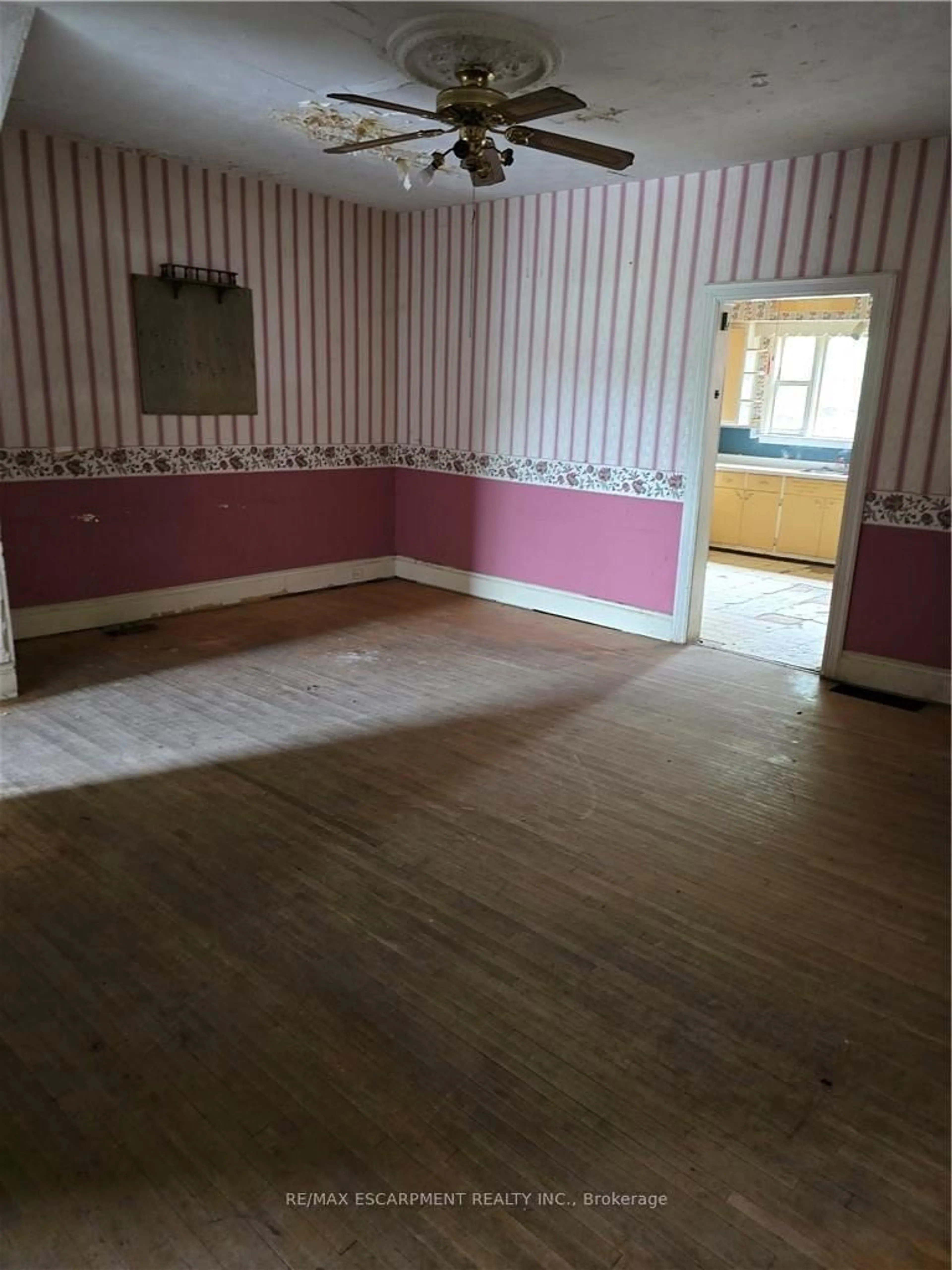 A pic of a room for 138 Sanford Ave, Hamilton Ontario L8L 5Z5