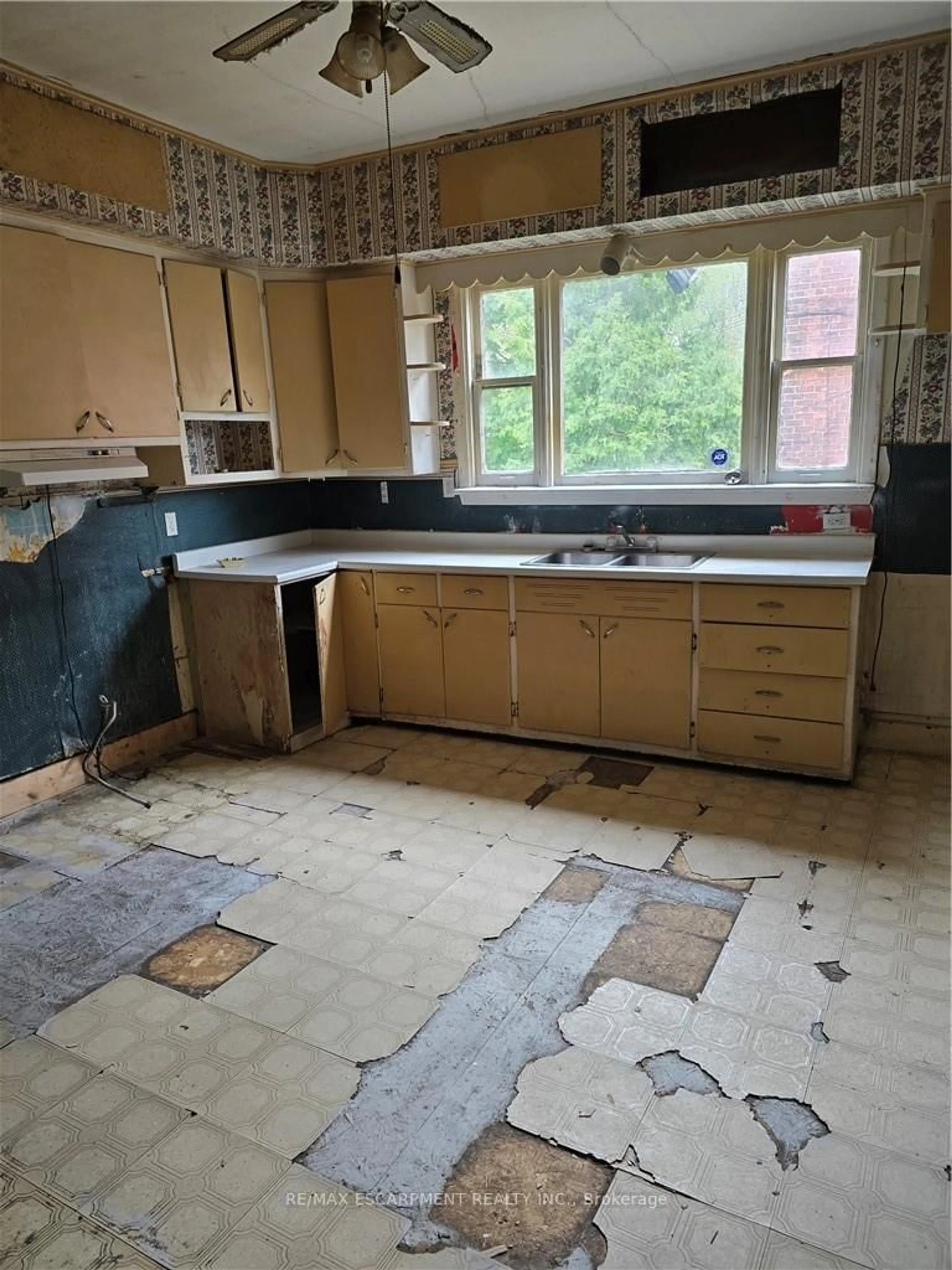 Unknown for 138 Sanford Ave, Hamilton Ontario L8L 5Z5