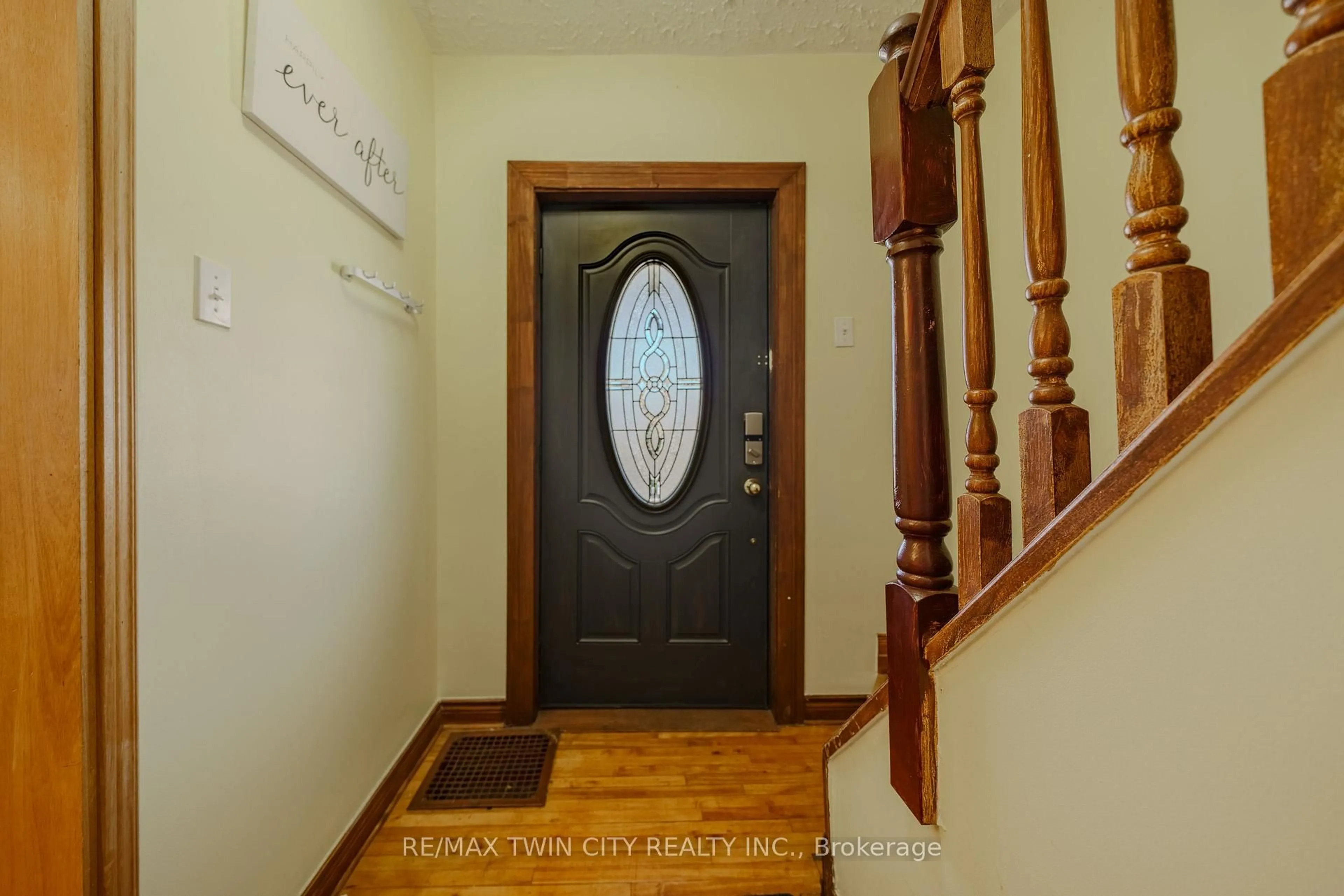 Indoor entryway for 5684 Spring St, Niagara Falls Ontario L2G 1P8